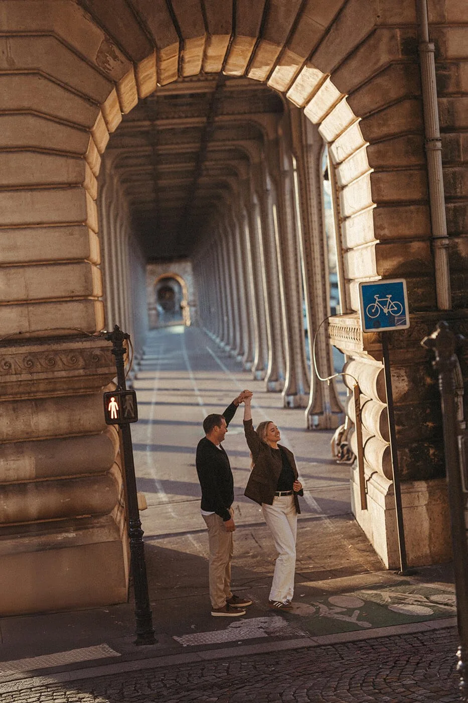 palais-royal-paris-couple-session-arches.jpg