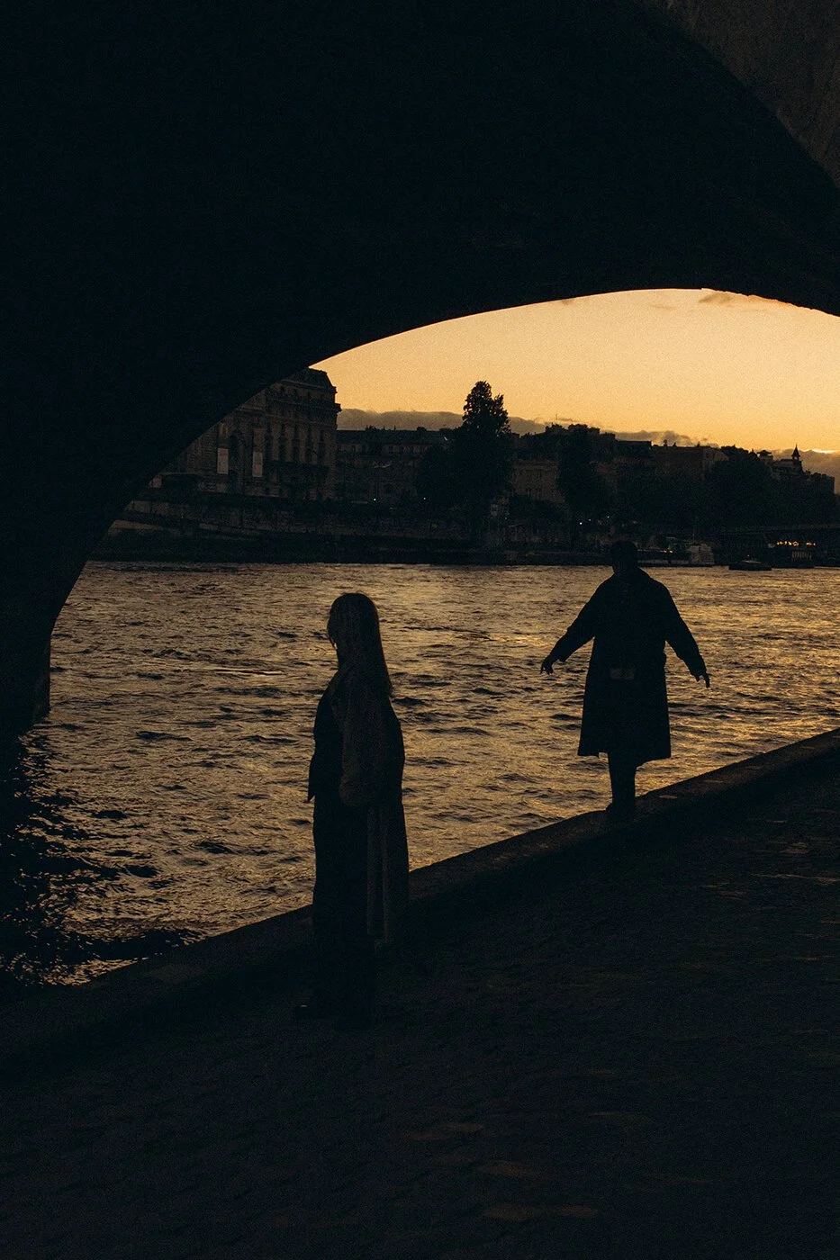 candid-couple-session-seine-river-paris-sunset4.jpg