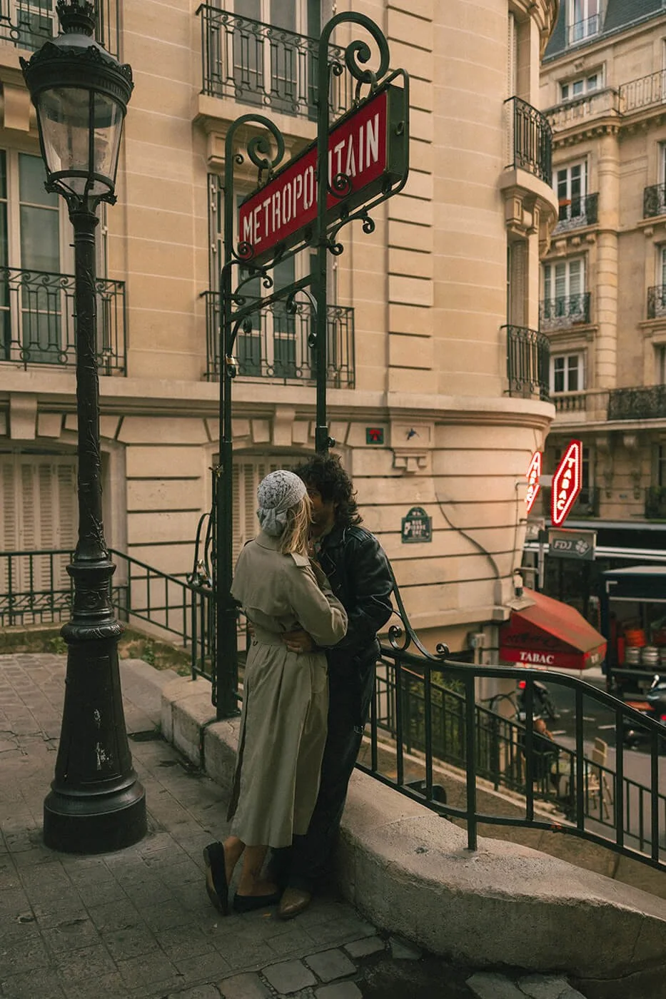 Quiet moment during an engagement photoshoot in Montmartre by the lantern.