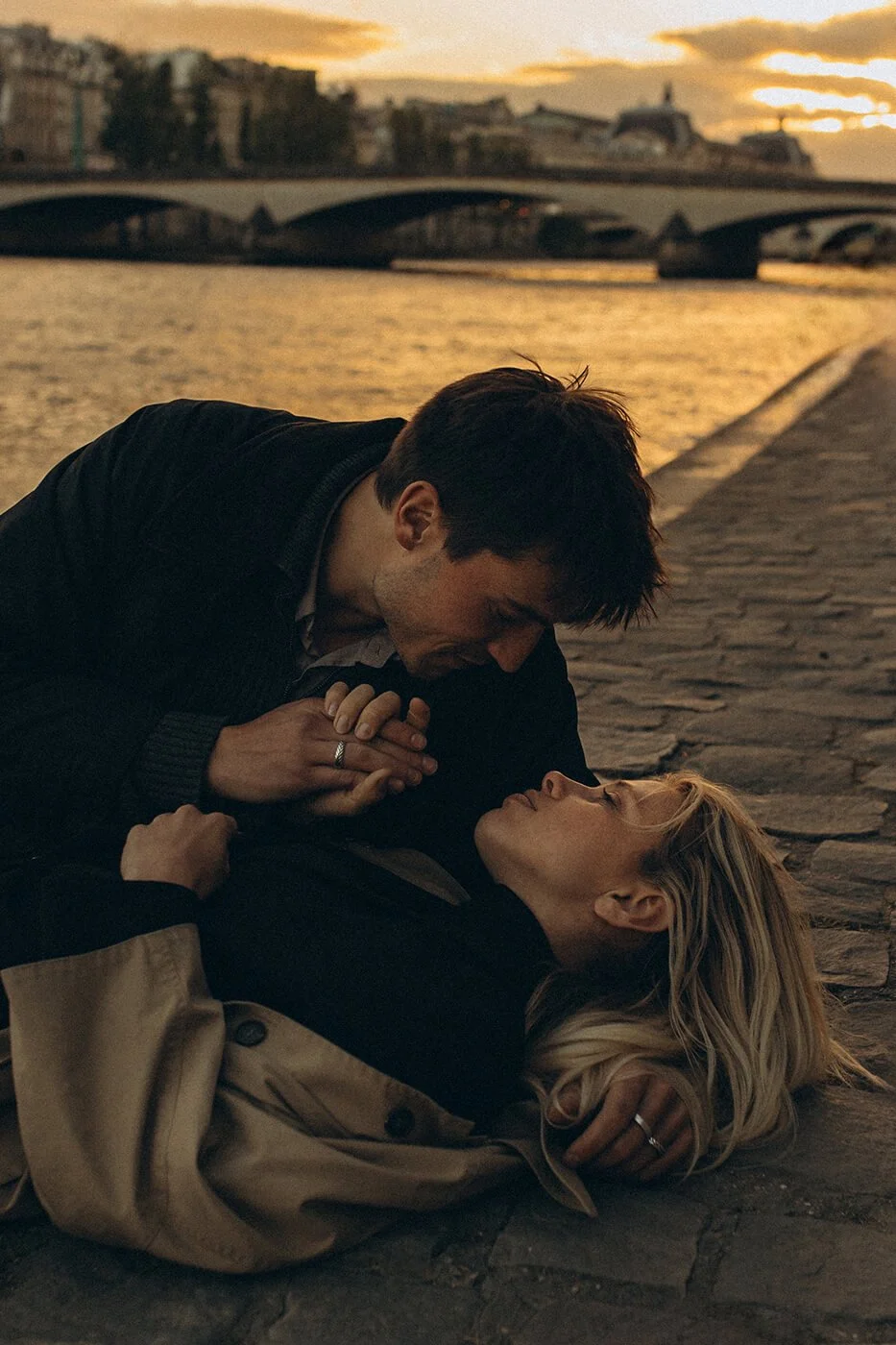 candid-couple-session-seine-river-paris-sunset9.jpg