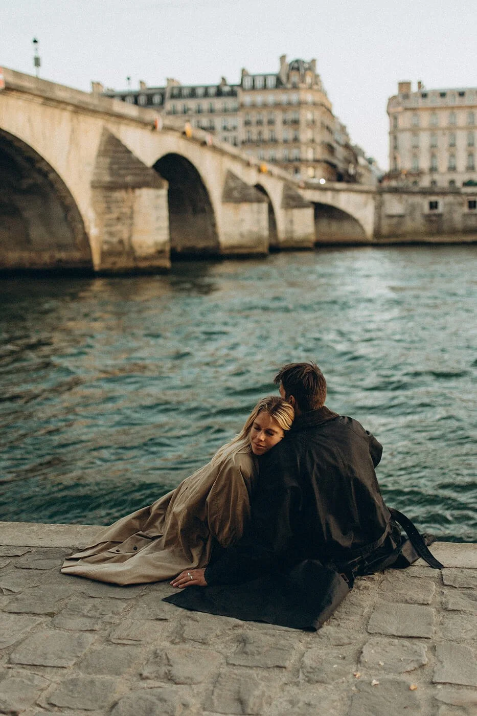 candid-couple-session-seine-river-paris-sunset1.jpg