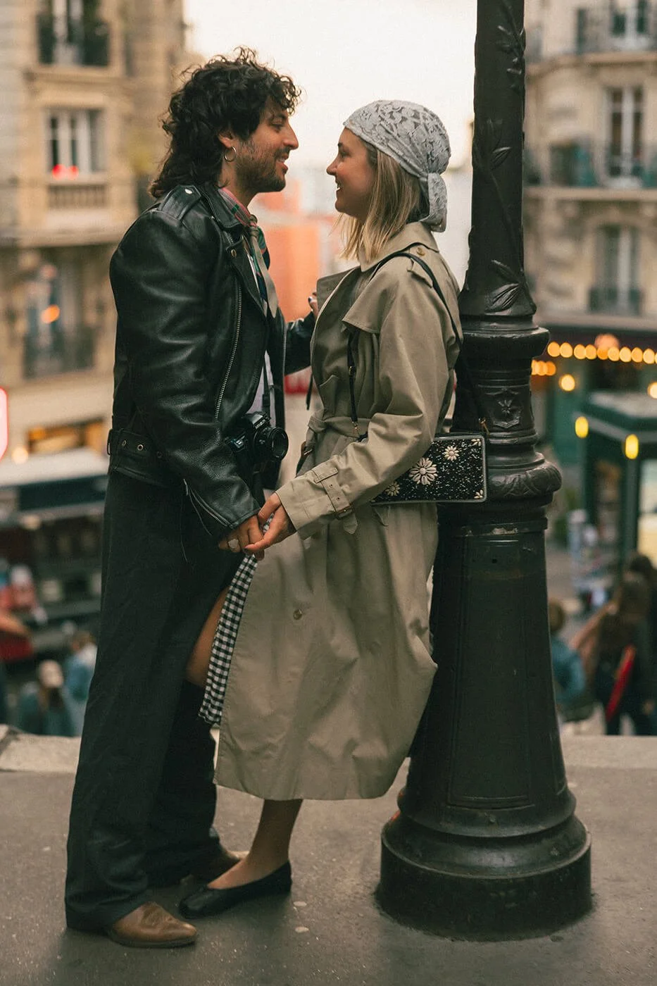 A couple kissing during an engagement photoshoot in Montmartre by the lantern.
