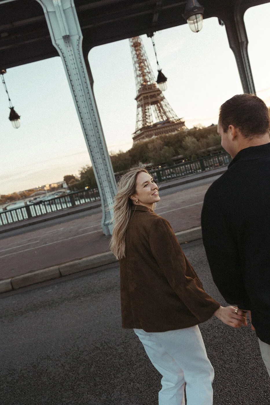 paris-couple-walking-session-eiffel-tower-view.jpg