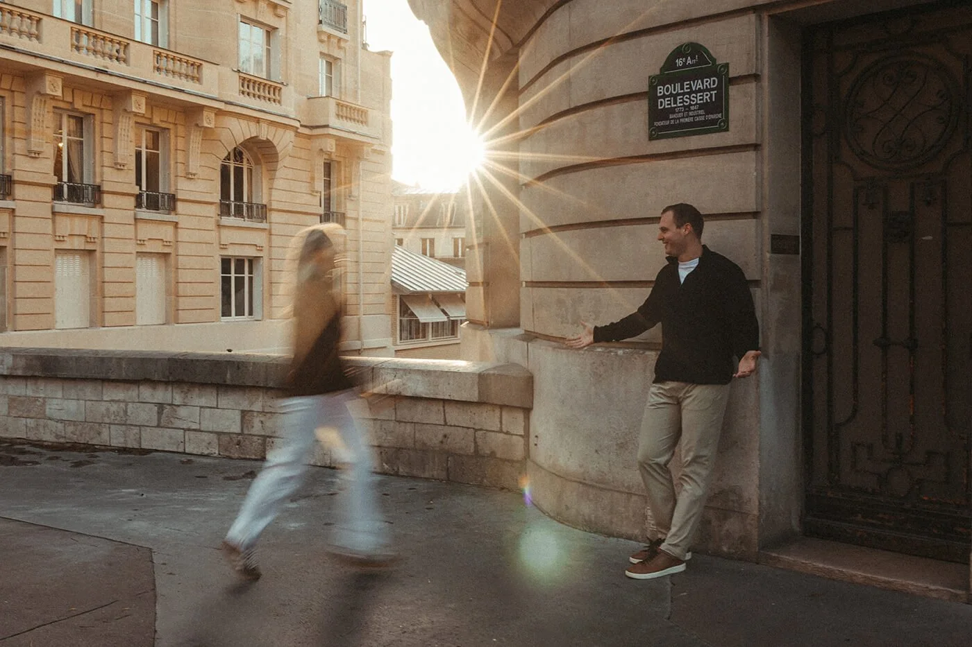 golden-light-paris-couple-embrace-street1.jpg