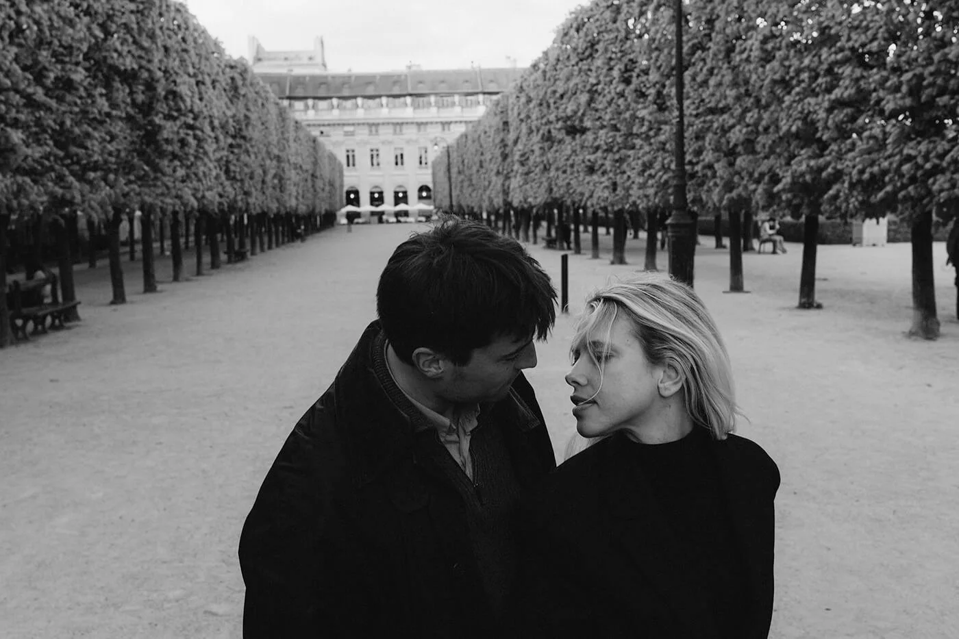 timeless-love-story-palais-royal-paris-candid.jpg