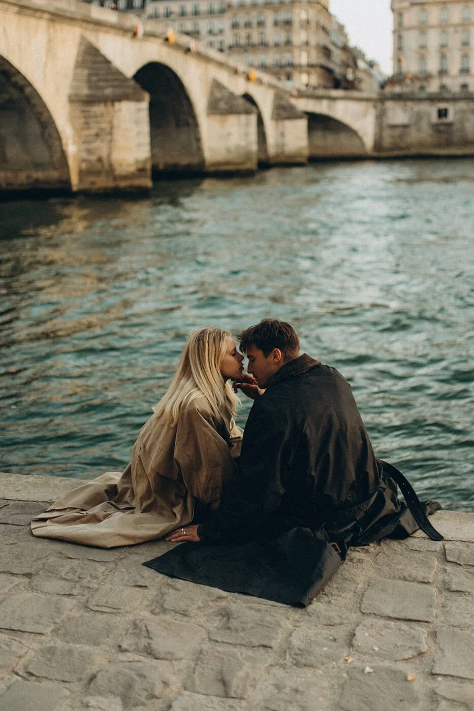 cinematic-gold-hour-couple-session-paris-bridges.jpg