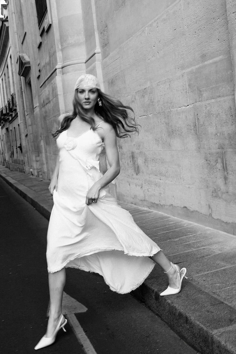 Artistic black and white portrait of a bride to-be on a Paris street, timeless elopement photography in the heart of Paris.