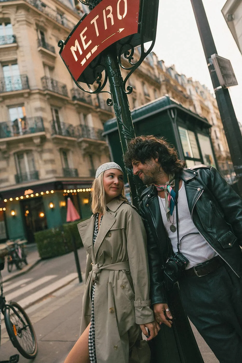 montmartre-couple-session-paris-red-metro-sign.jpg