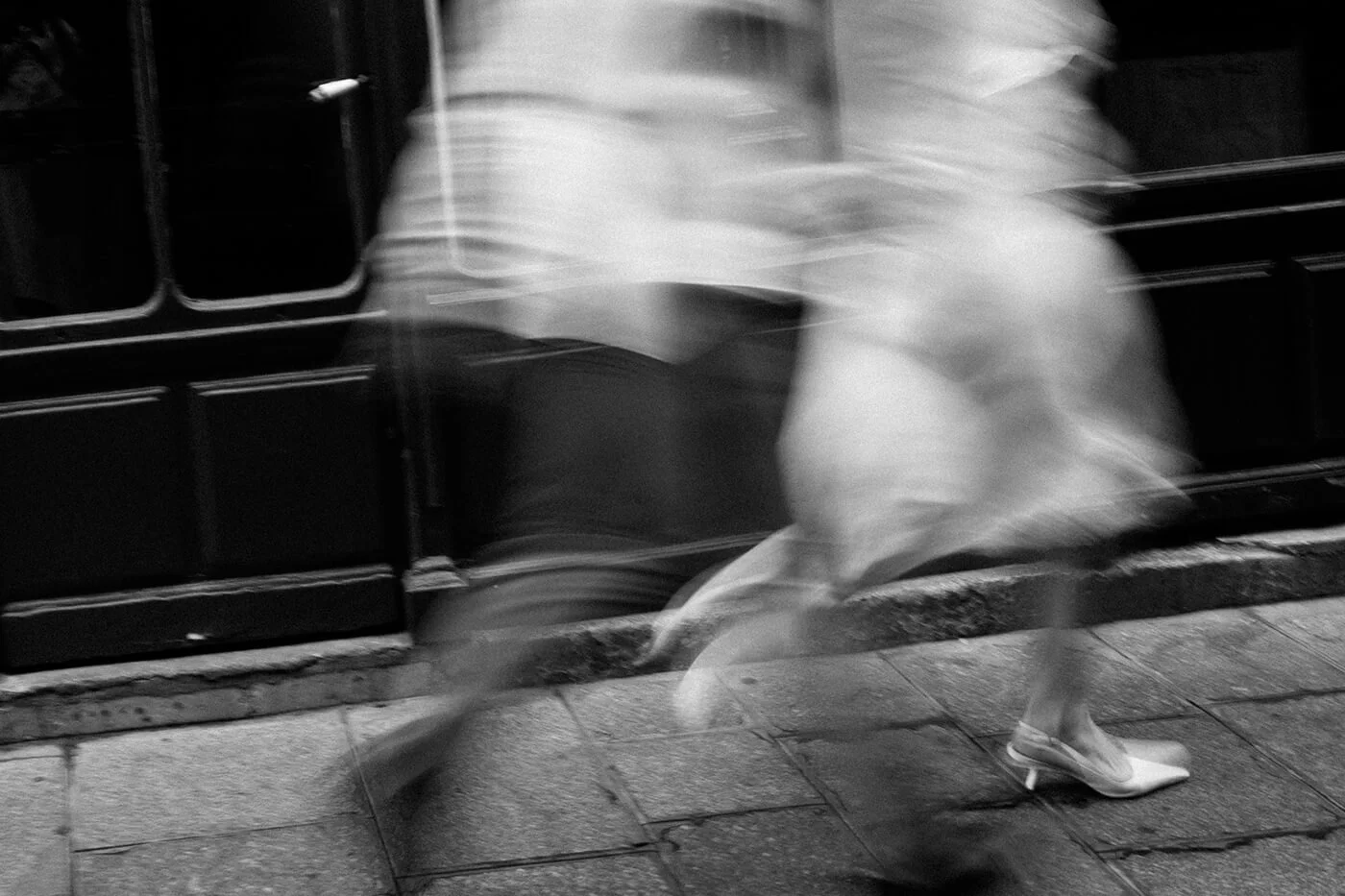 Candid couple running on the streets, lifestyle engagement photography in the heart of Paris.
