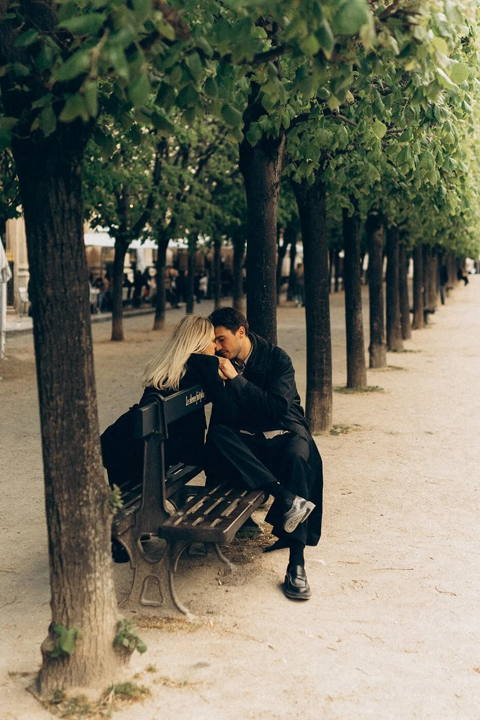 timeless-love-story-palais-royal-paris-candid.jpg
