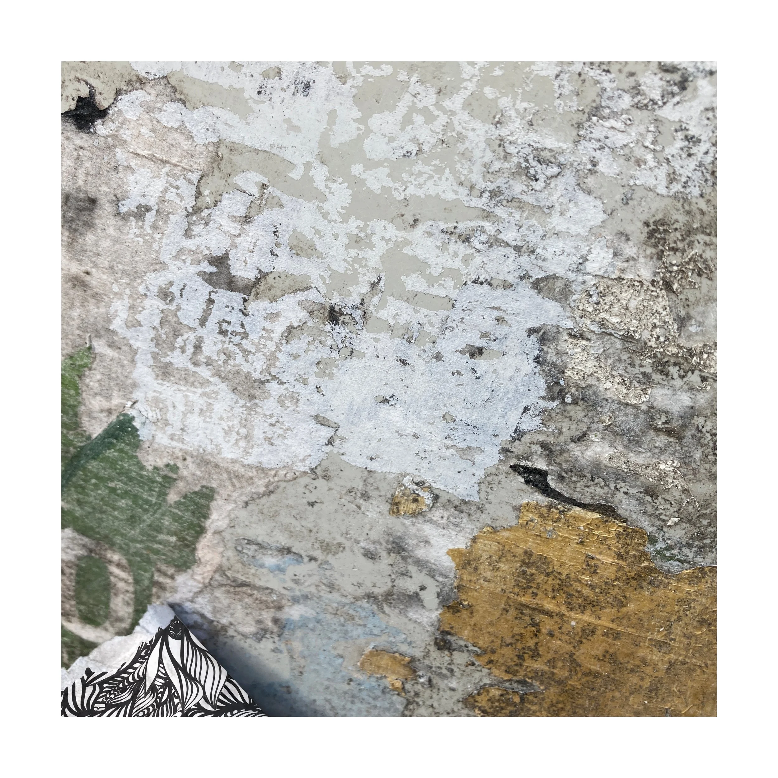 Fotokunst på lærred af Charlotte Hedegaard – afskallet mur i Aalborg + håndtegning