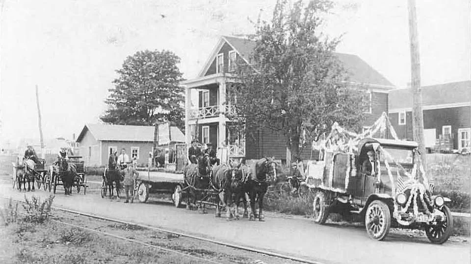 1921- Acquires 238-248 Park Road and begins processing Mille into retail dairy products 