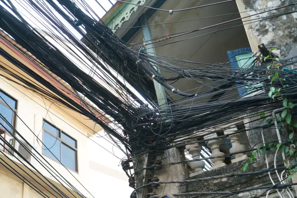 Understanding Knob and Tube Wiring Hazards in Apartment Building Electrical Systems.webp