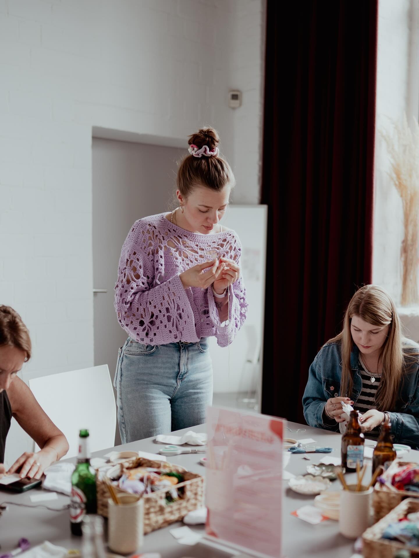 MAI - Du warst toll! 🌼
1. Stickworkshop beim @loft_of_art_dus gegeben und nur Glücksgefühle gehabt, weil so viele sticken lernen wollten. 🥹🪡 (📸 @alina.lowe.fotografie)
2. Ausflug zu @rickys.reads mit @mervedah und @lit.liebe. 🫶🏼
3.