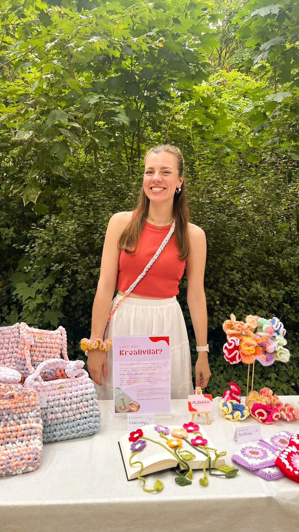 Und plötzlich stehst du mit deinem eigenen kleinen Stand auf einem Kreativmarkt, lernst viele Künstler:innen kennen und verkaufst deine selbstgemachten Produkte. 🥹🫶🏼
Was ein aufregendes Jahr 2025 - more to come! Kann’s kaum erwart
