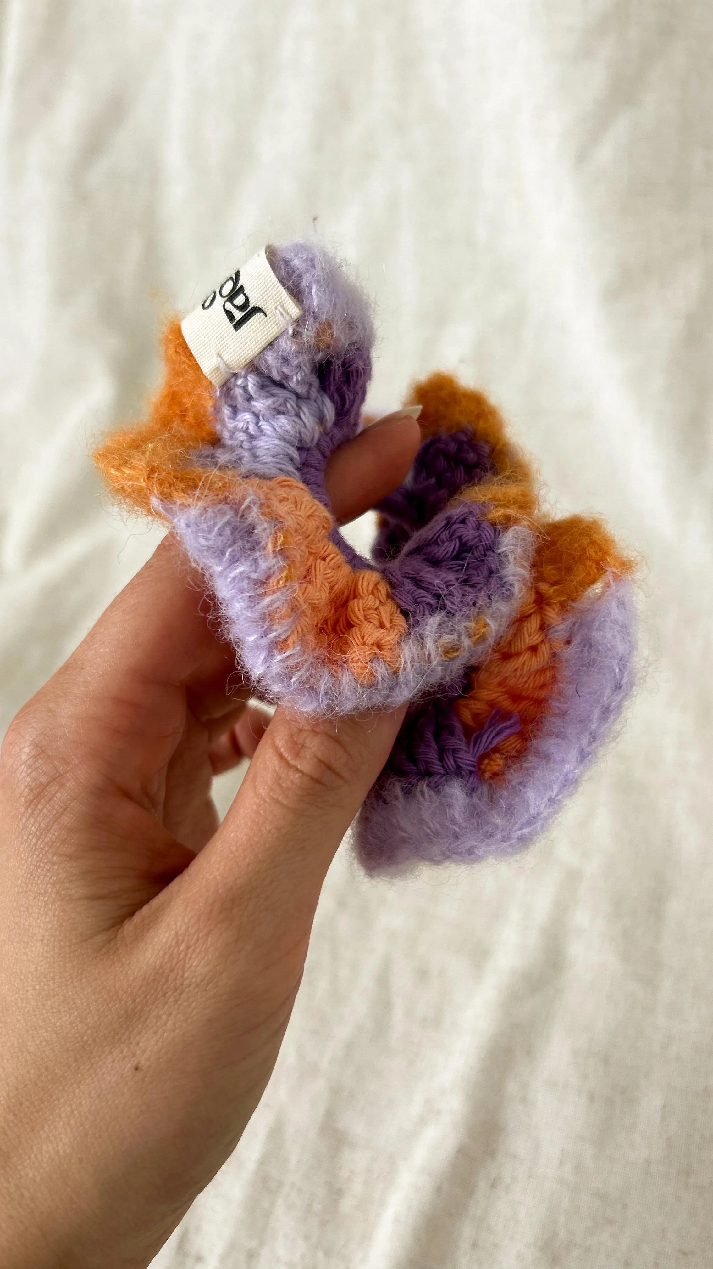 So. Many. Scrunchies. 💜
Scrunchies are back! ✨ Ich glaub ja das wird wieder ein Trend. 🥹
Ich hab Scunchies, zumindest in gehäkelter Form, schon lange vor dem Trend für mich entdeckt. Ich liebe sie und trage sie fast täglich. 🫶🏼