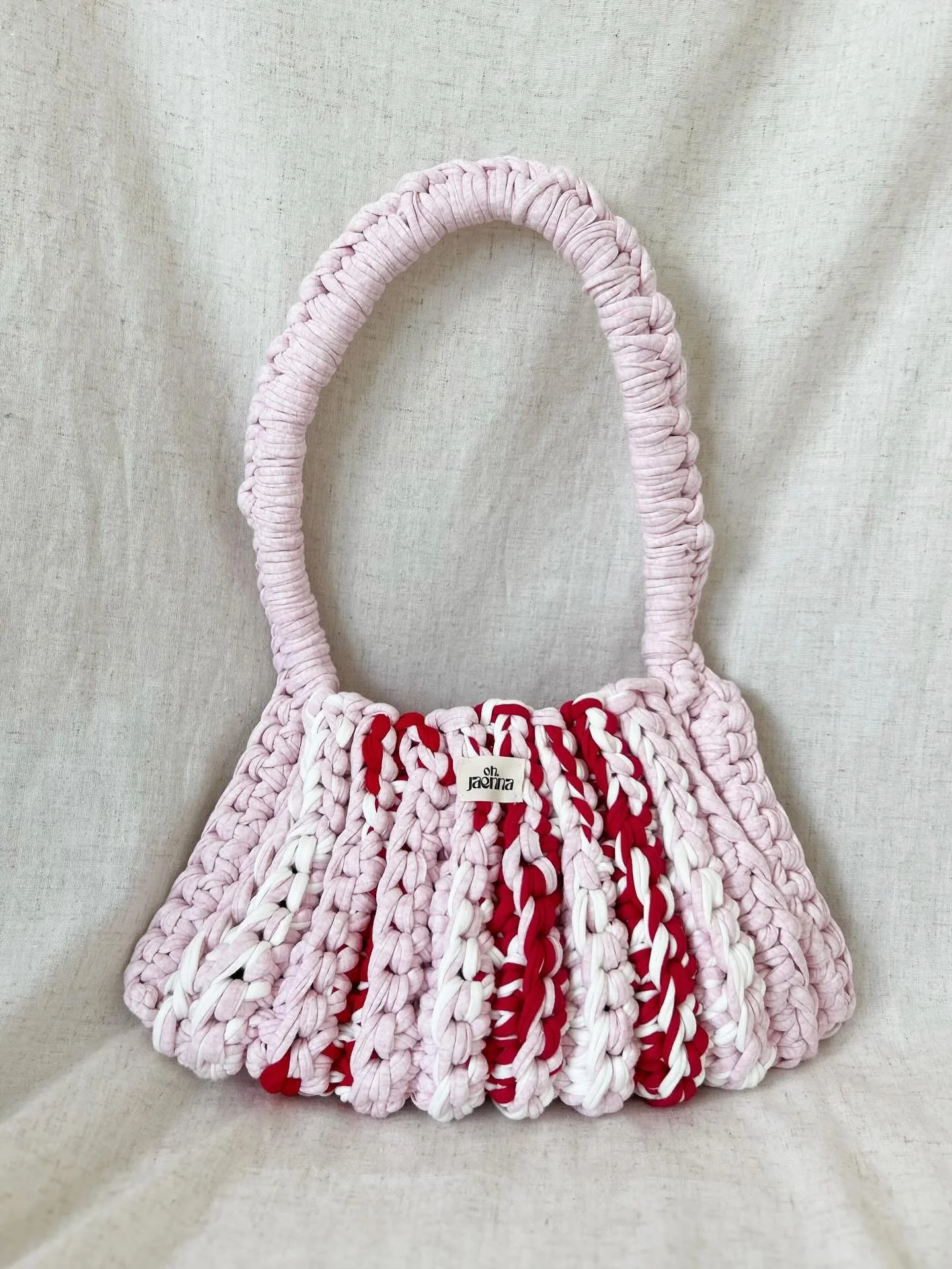 And another one - in meiner Lieblingsfarbkombi. ❤️🩷🤍
#crochetbag #crochet #bag #häkeltasche #häkeln #crochetinspo #diy #selfmade