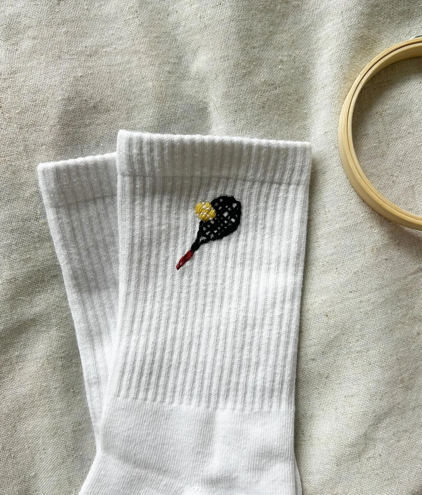 Tennis² 🎾
Tennissocken mit Tennismotiv - eine kleine Auftragsarbeit. ✨
Liebs sowas gestalten zu dürfen! 🫶🏼
#embrodery #embroideryart #embroiderydesign #sticken #stickerei #stickenmachtglűcklich #selfmade #diy #doityourself #creative #