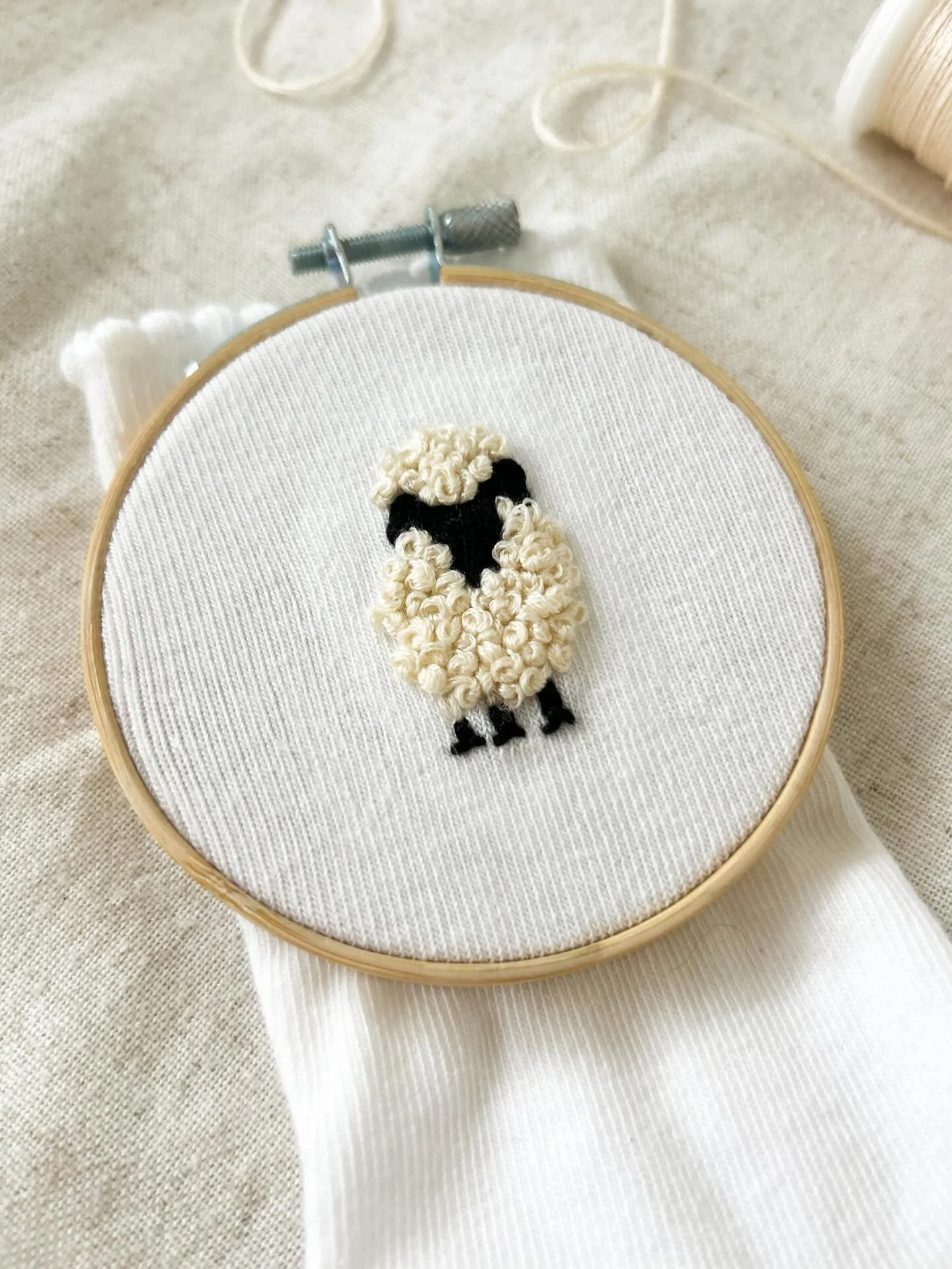Hanne & Hanneli für @anneschwaighofer 🫶🏼🐑
Passend zum Hof-Wochenende in Holland. 🇳🇱
Ich liebe einfach den Knötchenstich – er sorgt auch hier wieder für einen tollen Effekt!
Jetzt muss ich mir endlich auch mal selbst e