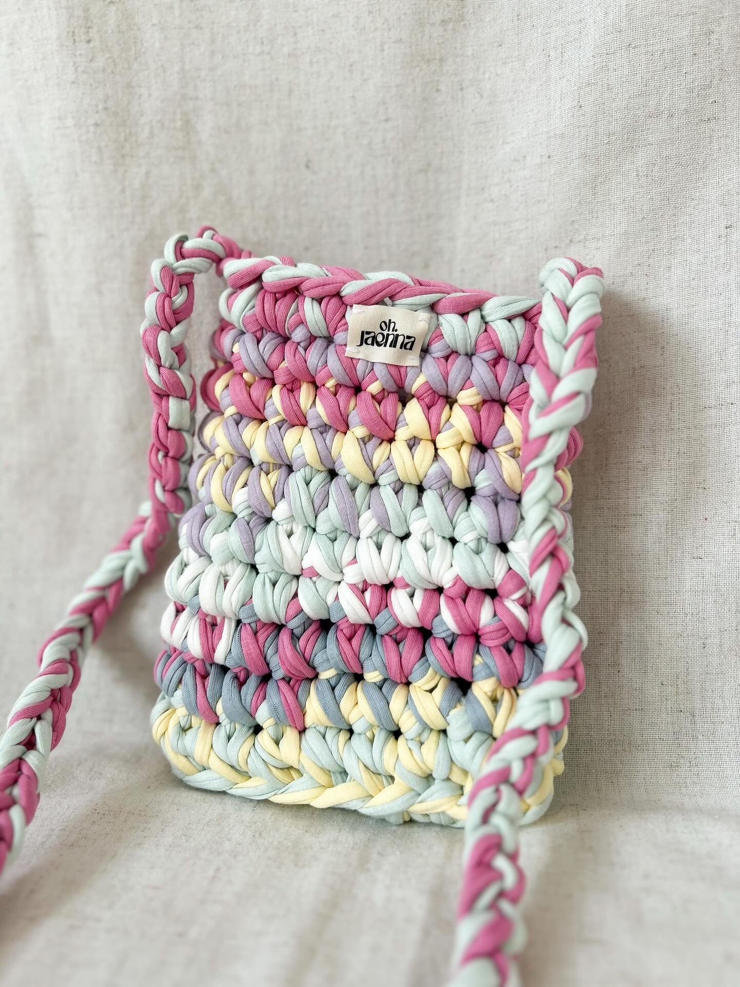 Let me present you - die Cotton Candy Bag 🎡🩷

Bunt hab ich&rsquo;s ja am liebsten. Und die ist auf jeden Fall ein kleiner Hingucker. 👀🤭

- Bis der Online Shop kommt, nehme ich auch super gern Auftragsarbeiten entgegen! Schreibt mir einfach - ich 