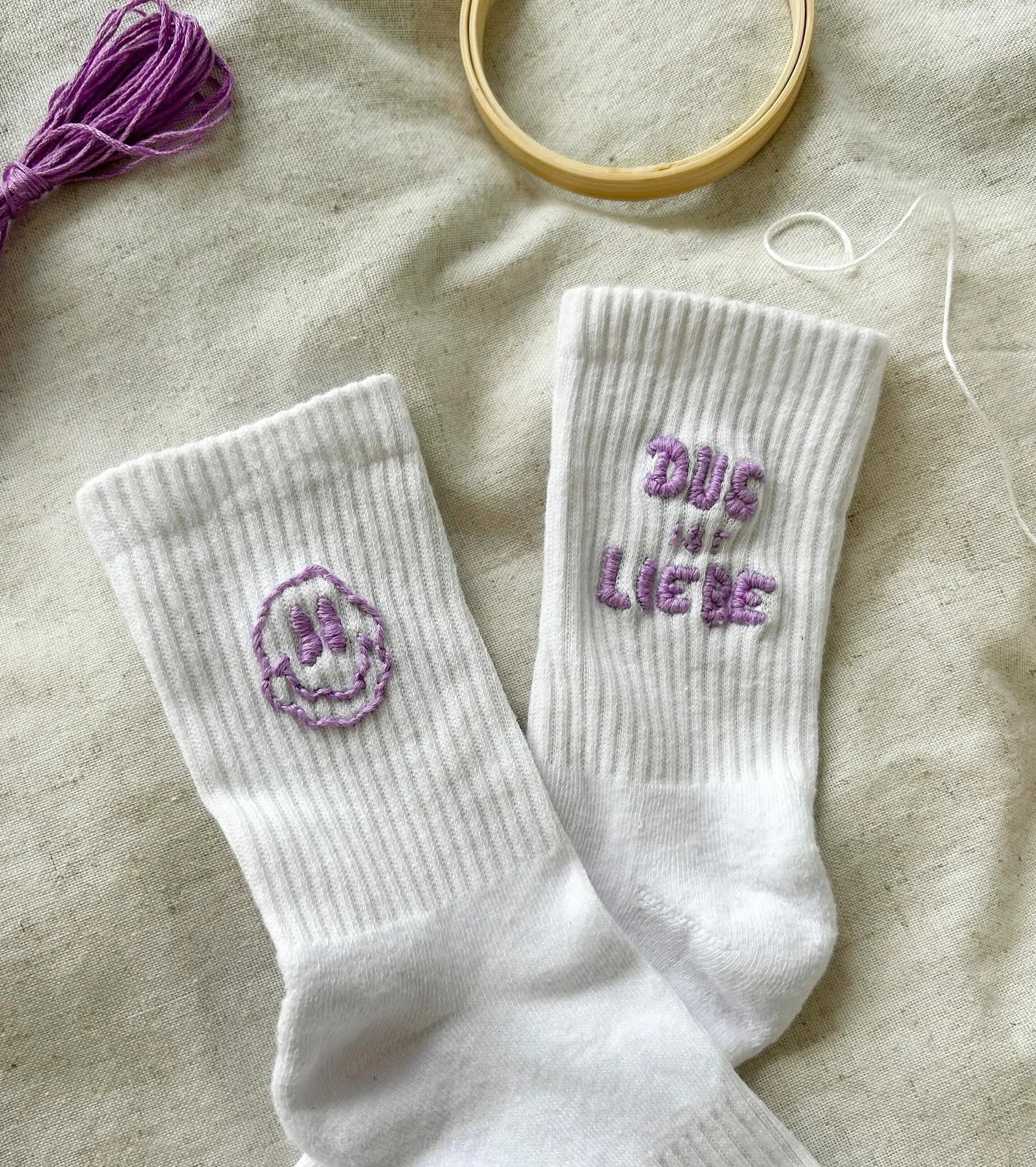 Happy One Year @dusistliebe! 💜 

Ein riesiges Netzwerk, was ihr da geschaffen habt und welches mit keinem zu vergleichen ist - ein Ort zum Wohlf&uuml;hlen, connecten und kreativ sein. 🫂 

Bin so stolz, mit meinen Workshops ein Teil davon zu sein un