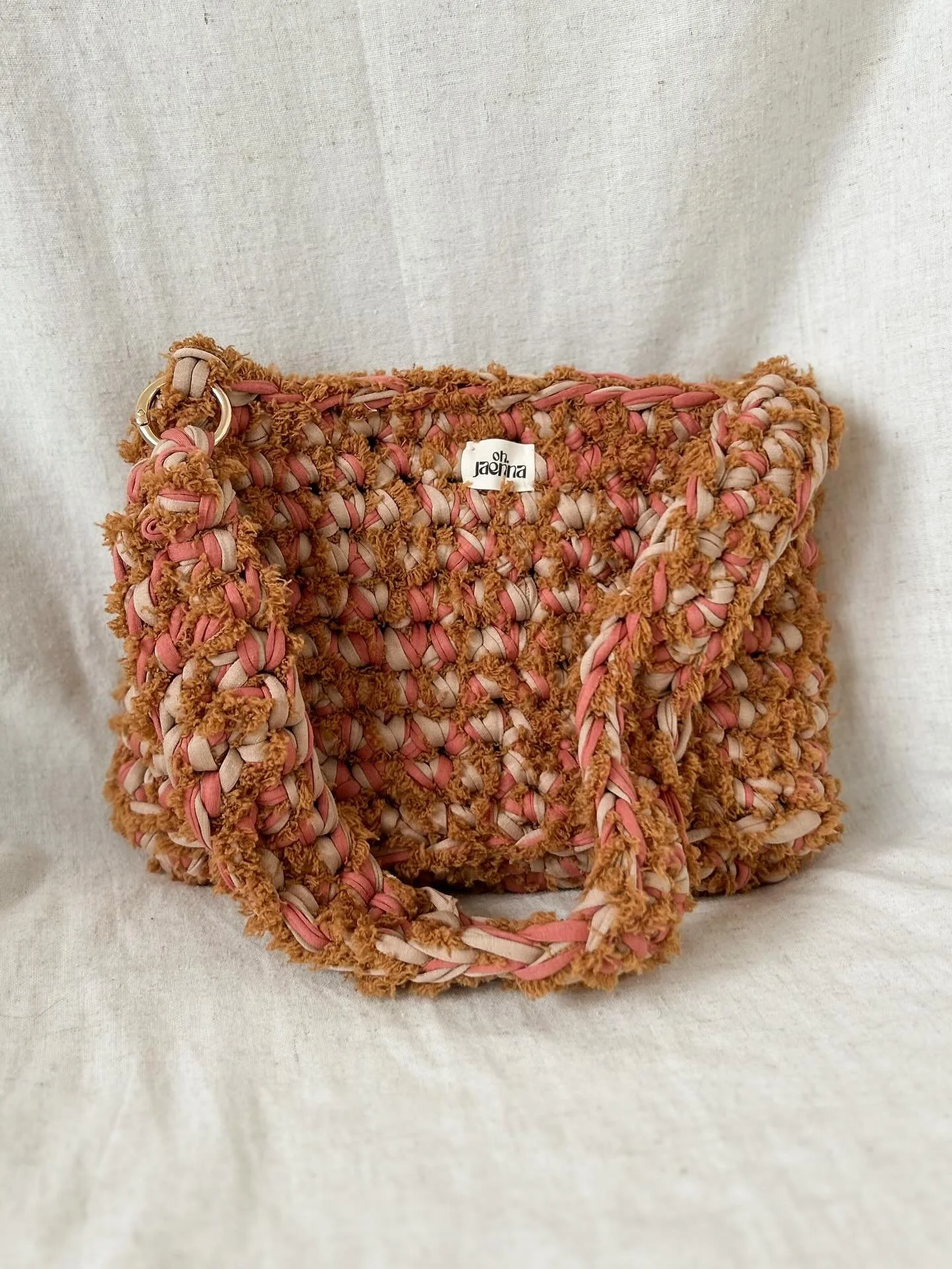 Falling for fall 🍁 - und diese kuschelige, geh&auml;kelte Tasche, die so gut zu dieser Jahreszeit passt. 🫶🏼

Habe noch so viele Ideen f&uuml;r weitere Modelle im Kopf, die ich alle nach und nach umsetzen werde. ✨

Was sagt ihr zur Teddy Bag? 🧸 

