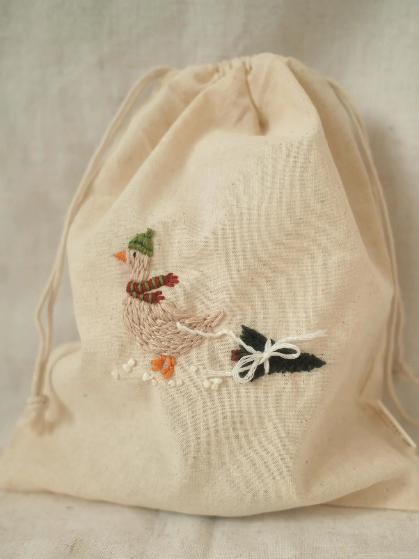 Hier kommt die Weihnachtsgans 🪿✨
&hellip;aber nat&uuml;rlich nur in gestickter Form! 🙅🏽&zwj;♀️🪡

Ich finde ja, bestickt macht der Geschenkbeutel richtig was her &ndash; und er ist gleichzeitig eine sch&ouml;ne, nachhaltige Alternative zu Geschenk