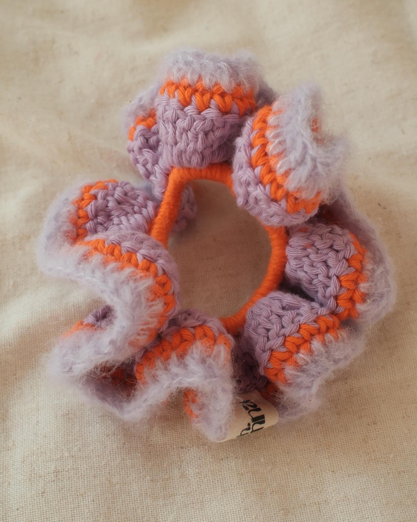 Scrunchies, Scrunchies, Scrunchies. 💫

Die gehen immer, ob im Haar oder als Accessoire ums Handgelenk. 🥰 Ich mag sie am liebsten mit Mohair Garn verziert. ✨ 

Diese drei sind &uuml;brigens noch verf&uuml;gbar - schreibt mir gern, wenn ihr Interesse