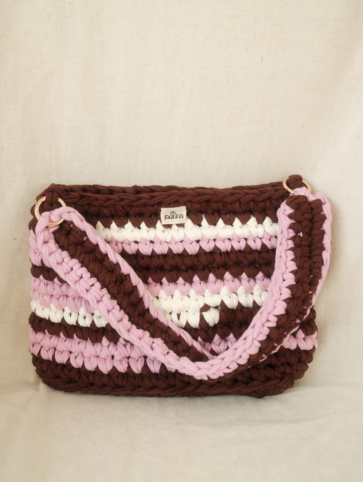 Loving this one! ☝🏼🫶🏼

Wie sch&ouml;n ist bitte diese rosa-braune Farbkombi? 😍 Perfekt f&uuml;r die aktuelle Jahreszeit und ideal, um dem Outfit einen kleinen Farbklecks zu verpassen. 🤭

Die Tasche ist au&szlig;erdem noch verf&uuml;gbar, falls i