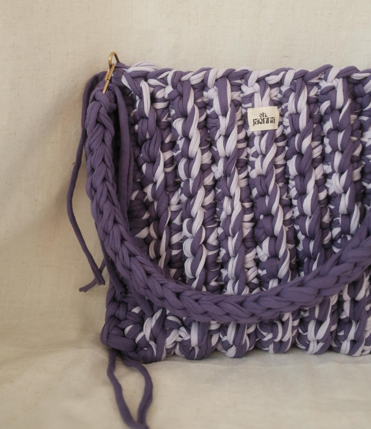 Let me present you: The Purple (wild) Twist Bag. 💜

Direkt nach meinen Lieblingsfarben rot &amp; rosa kommt &uuml;brigens lila. 🤭 Neben der Farbe, finde ich das Format besonders toll - ist einfach mal was anderes. ✨ 

P.S.: Die Tasche ist &uuml;bri