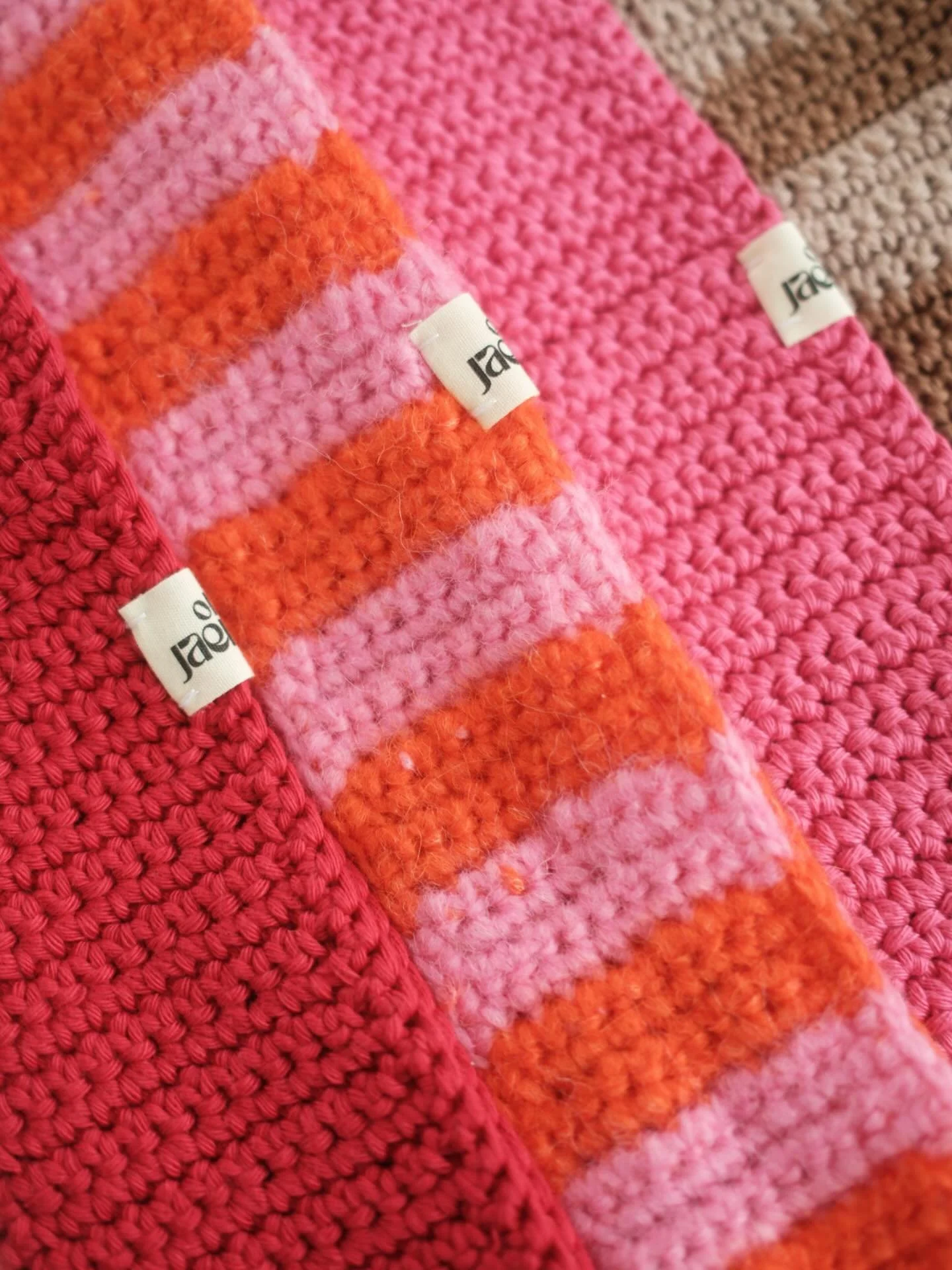 Art Closeup von meinen allerliebsten Sophie Scarfs. 🧡 

Davon werde ich niemals genug haben. Mein Favorit: Der orange-pink-gestreifte Schal. 🥹

#crochet #h&auml;keln #sophiescarf
