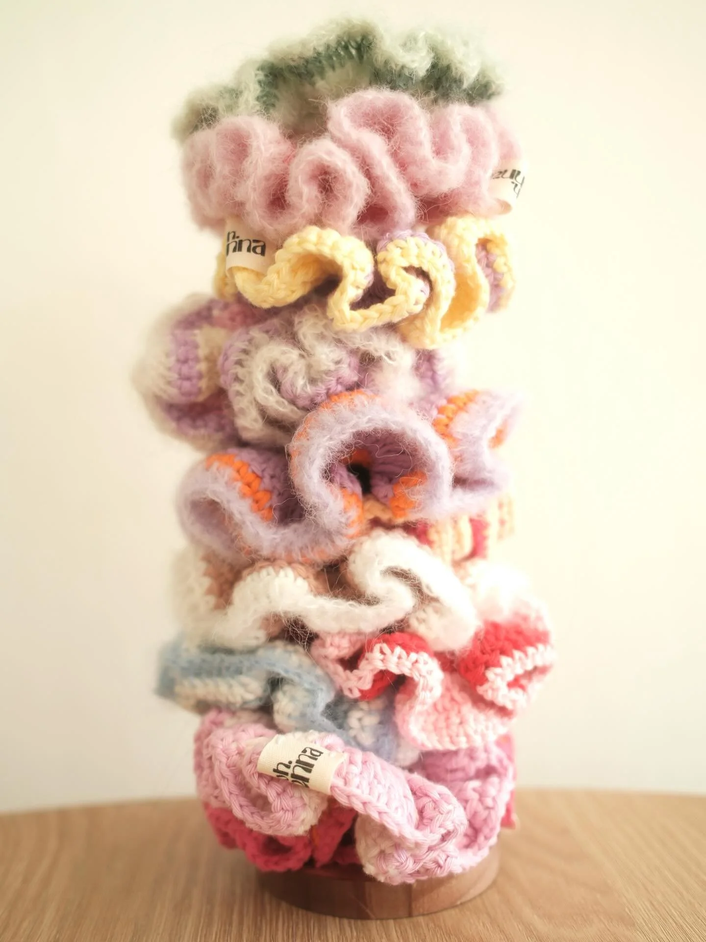 Welches wird&rsquo;s wohl heute? 🤭🫶🏼

Wer liebt Scrunchies auch so sehr? Egal ob im Haar oder ums Handgelenk herum, ich hab immer eins dabei. 🥹✨

#crochet #hakel #scrunchie