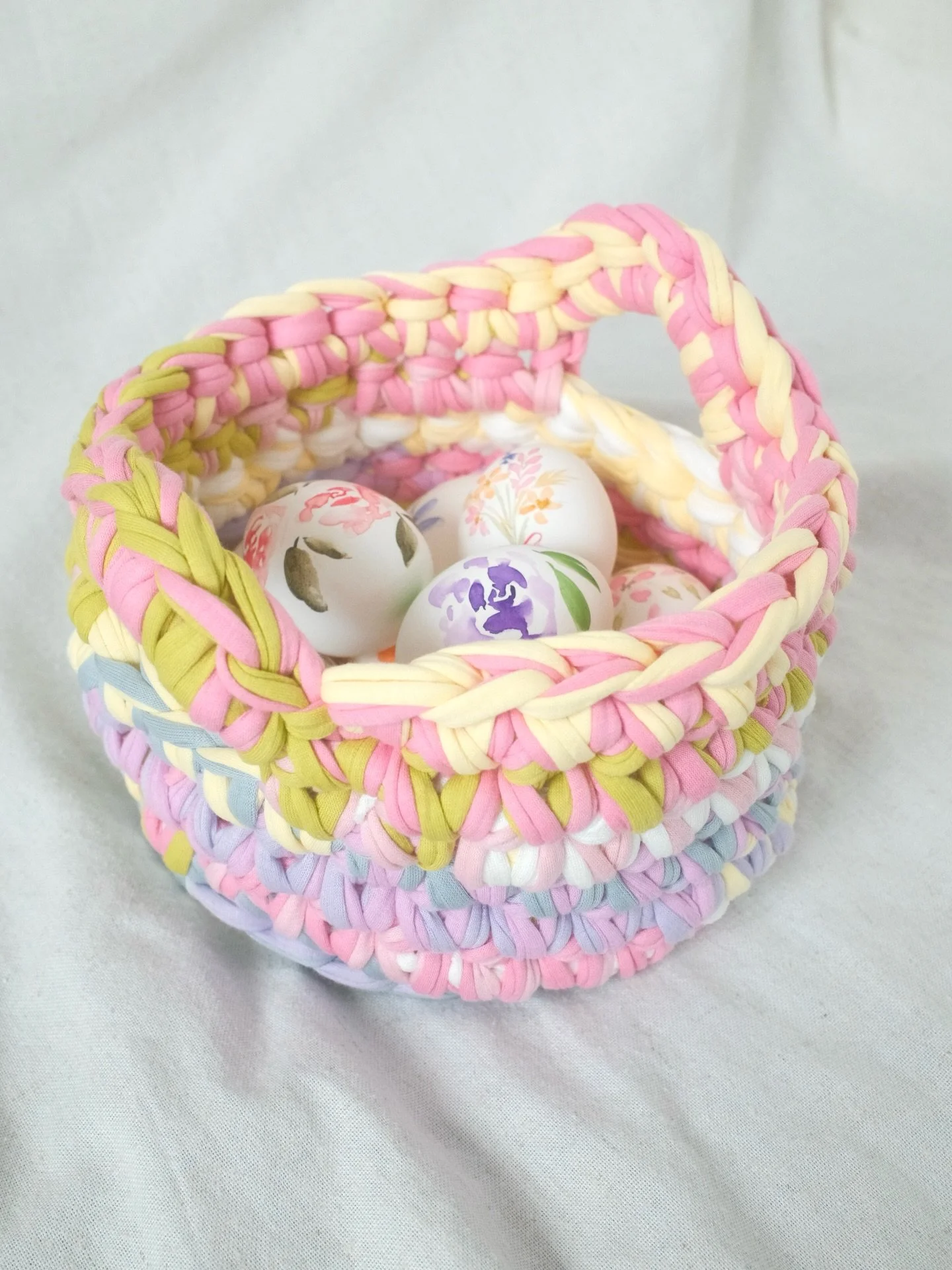 Frohe Ostern, ihr Lieben! 🌷🫶🏼✨

Passend zu den bemalten Eiern habe ich noch ein kleines K&ouml;rbchen f&uuml;r unseren Ostertisch geh&auml;kelt. Komplett aus Resten, die ich noch vom T-Shirt Garn &uuml;brig hatte - hier wird alles verwertet. 🤭🧶
