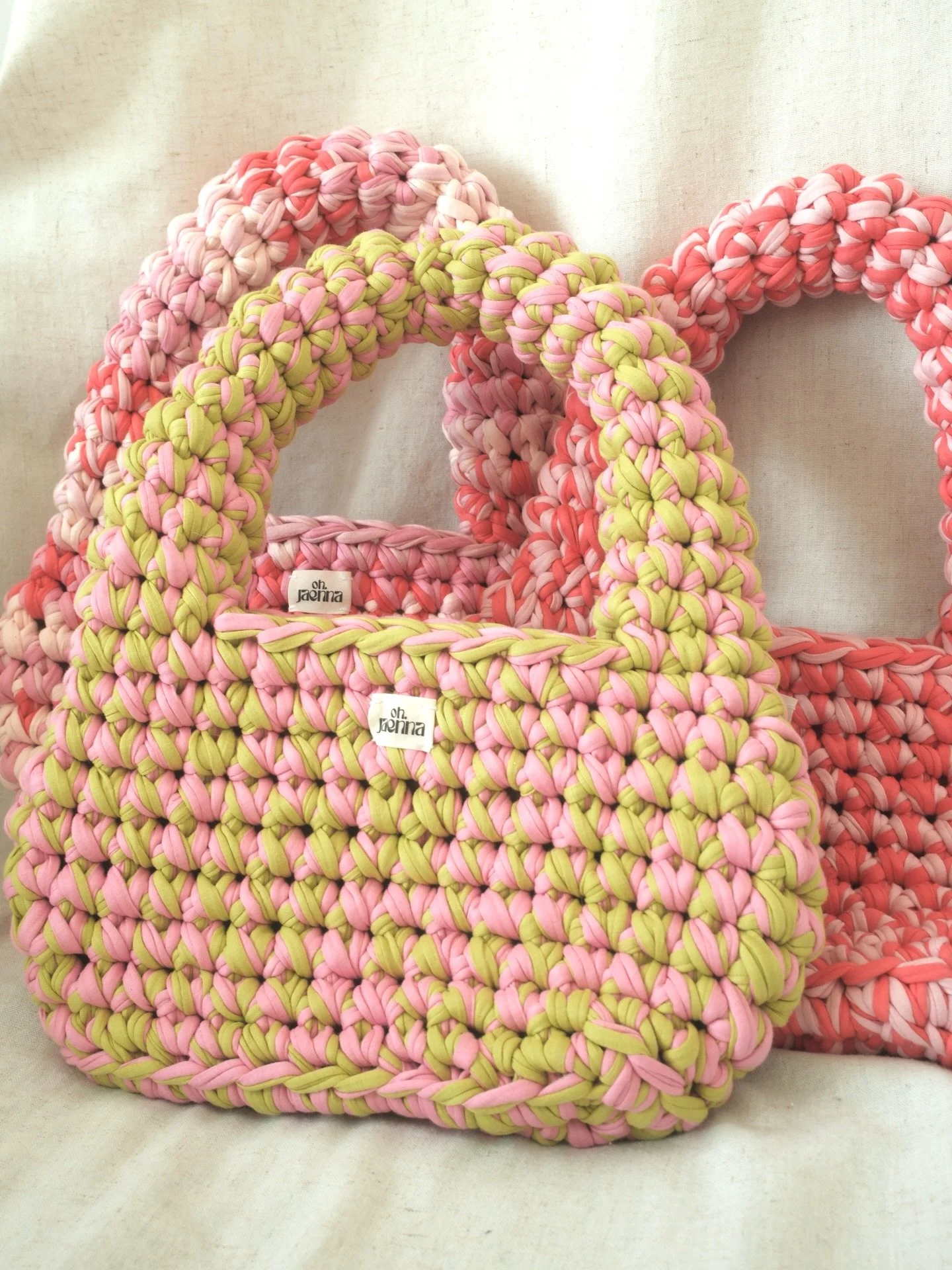 My favorite trio. 🌸 

Ich lieb wirklich alles daran - die Farben, die Form und man dass man sie perfekt &uuml;ber die Schulter tragen kann. ✨ 
Ich stell mir die Taschen auch einfach super cool zu einem sch&ouml;nen Fr&uuml;hlings-/ Sommeroutfit vor.