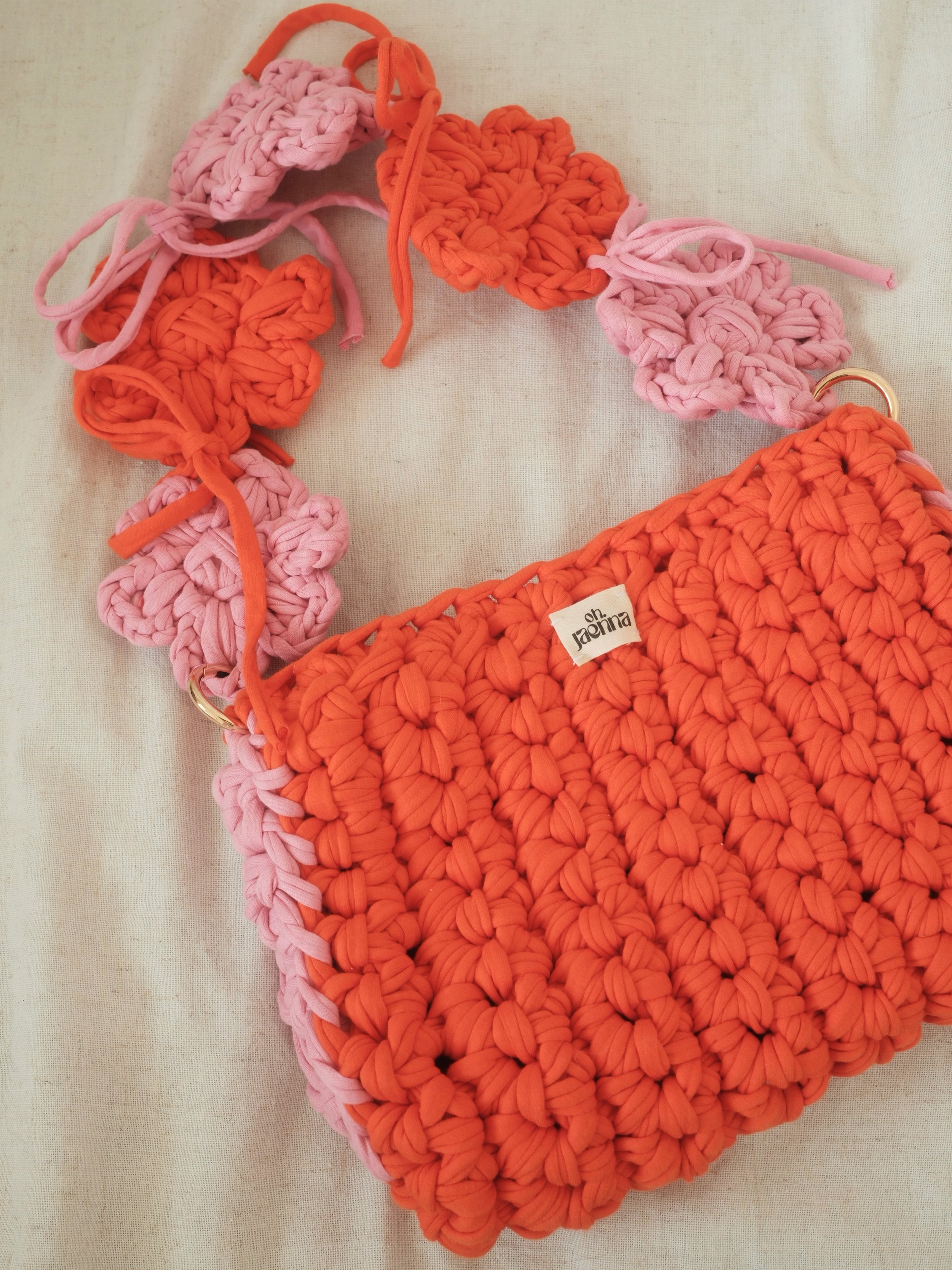 Favorite One 🩷🧡
Wie sch&ouml;n ist diese Farbkombi f&uuml;r den Sommer?! 🥹😍

Das ist auf jeden Fall mein liebstes Taschenmodell aktuell. Die Blumendetails und Schleifen schaffen einfach so einen Wiedererkennungswert und machen die Tasche so beson