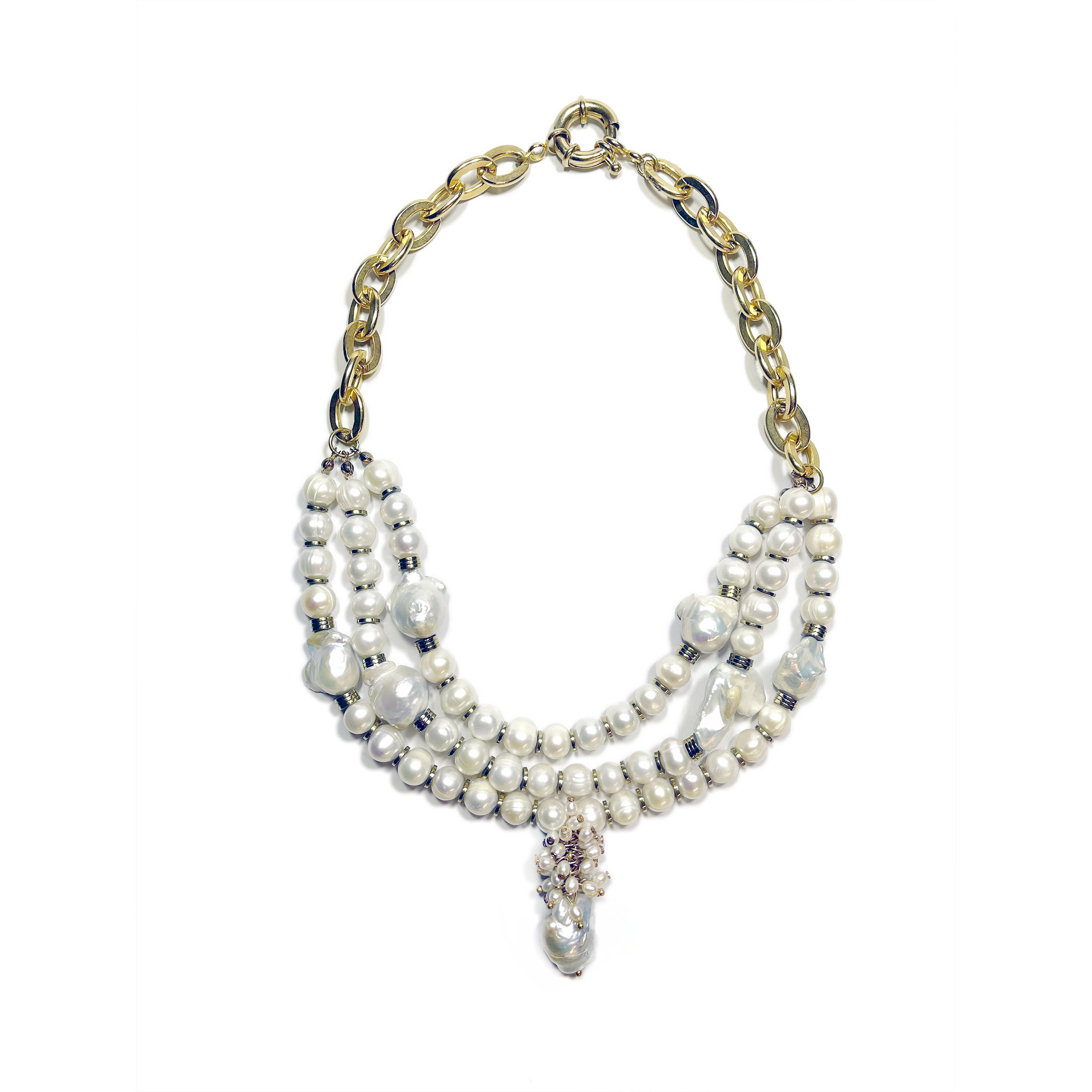 Colar tripla camada frontal em pérolas naturais e barrocas