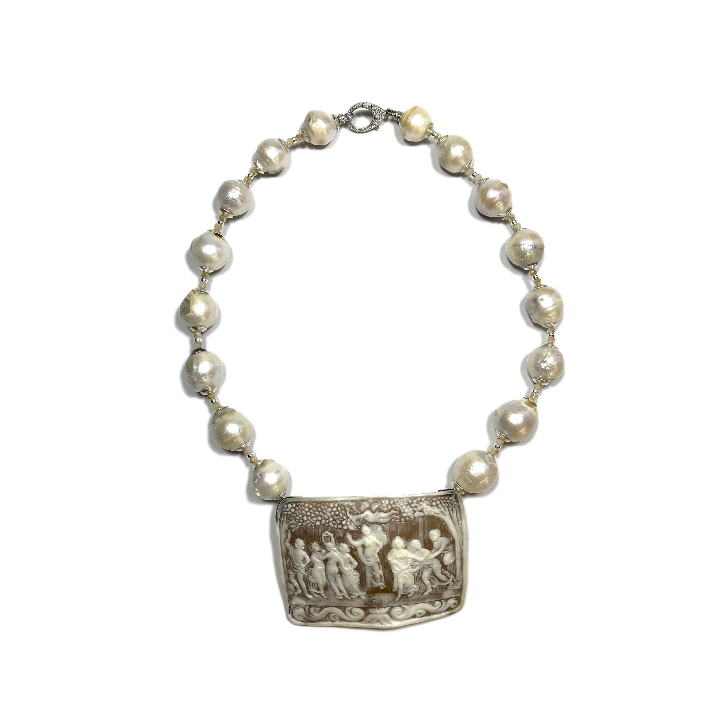 Colar em pérolas barrocas XG e plastrão camafeu italiano