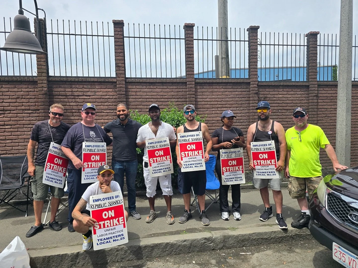 Proud to stand in solidarity with Teamsters Local 25 today as they fight for fair wages and dignity on the job.
Workers are the backbone of this city and they deserve respect, safe conditions, and contracts that reflect their value.
I’m sta