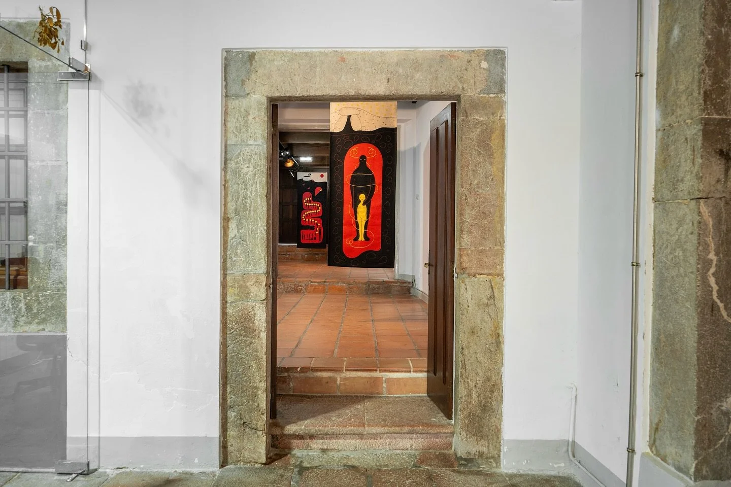 Debajo de todo
Del 13 de Junio al 9 de Agosto
en @llanes_ac @culturallanes 
Comisariada por @ainhoa_jani ✒️
📸 @thekaiproyect 

Ese oro &mdash;material y s&iacute;mbolo en el coraz&oacute;n de esta serie&mdash; no representa riqueza, sino deuda. No e