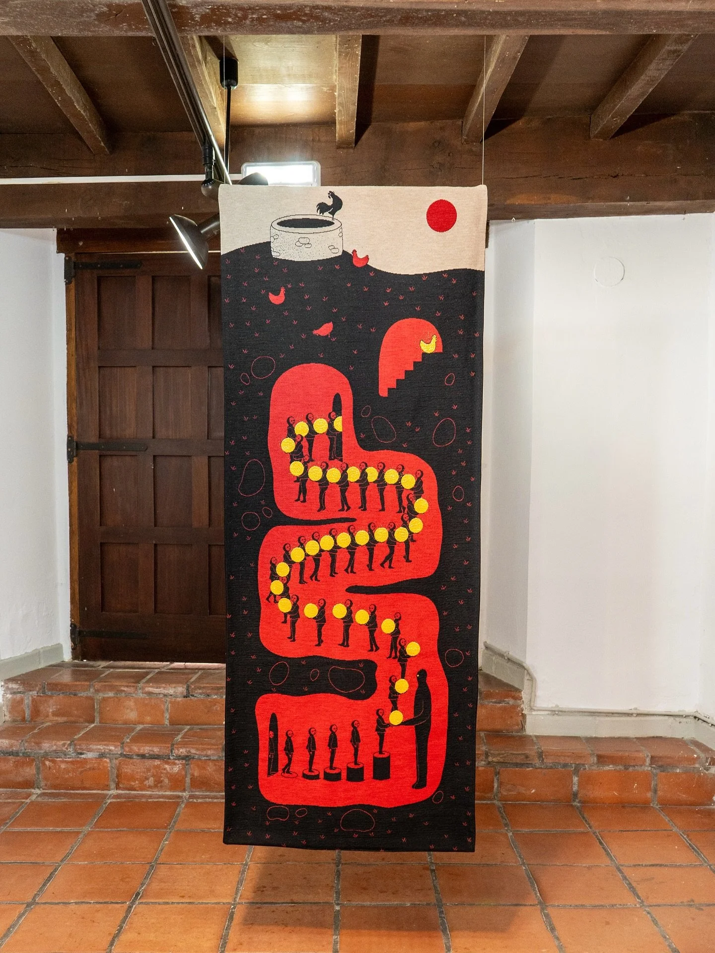 Debajo de todo
Premio Asturias Joven de Artes Pl&aacute;sticas ✨
Del 13 de Junio al 9 de Agosto
en @llanes_ac @culturallanes 
Comisariada por @ainhoa_jani ✒️
📸 @thekaiproyect 

El dorado, lejos de clausurar como en la tradici&oacute;n lit&uacute;rgi