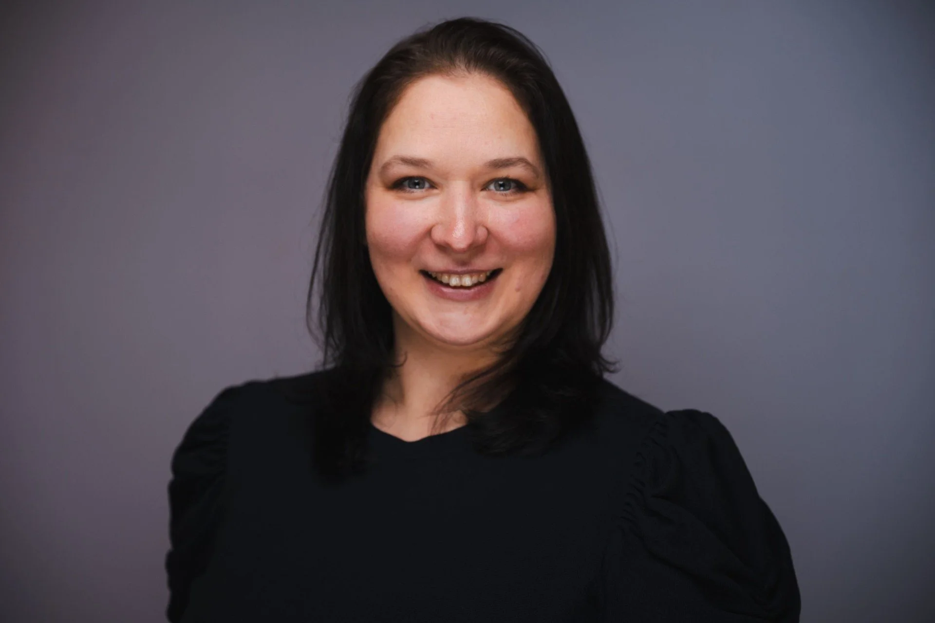 Szilvia Kocsy, Founder and CEO of Life Mentor Global, Strategic Alignement Partner and Keynote Speaker, with light blue background