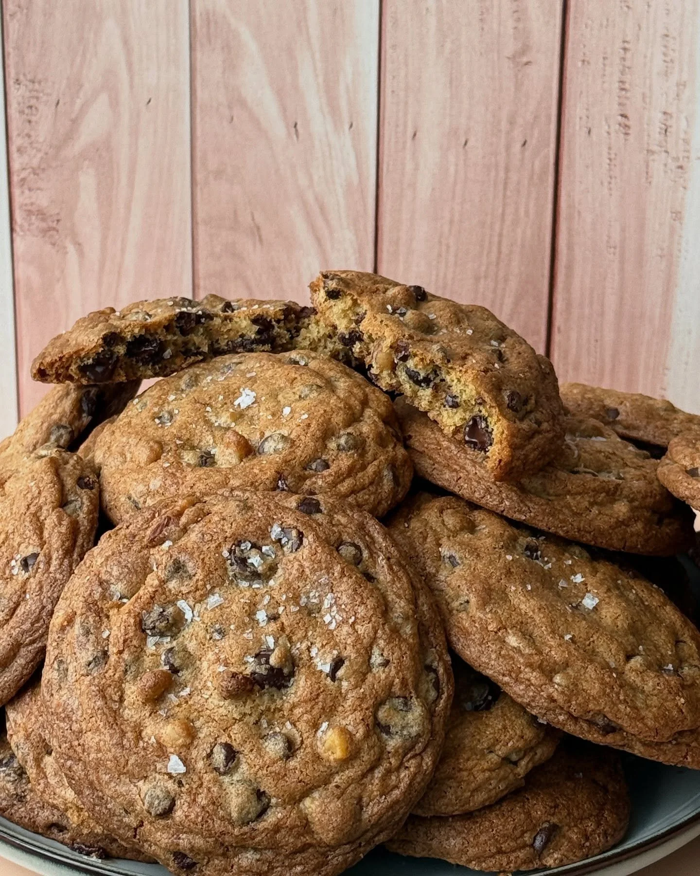 This is the perfect chocolate chip cookie and you can&rsquo;t convince me otherwise
&bull;
&bull;
&bull;
&bull;
#baking #glutenfree #dairyfree #bakersofinstagram #cookies #bake