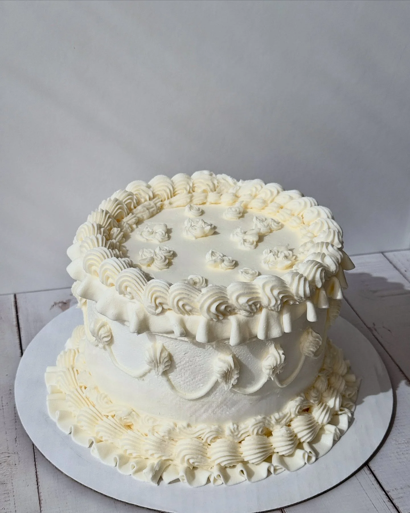 Custom #glutenfree #dairyfree cakes now available for order on whiskaversebakery.com 🎂 
&bull;
&bull;
&bull;
&bull;
#baking #glutenfree #dairyfree #bakersofinstagram #cakeofinstagram #bake