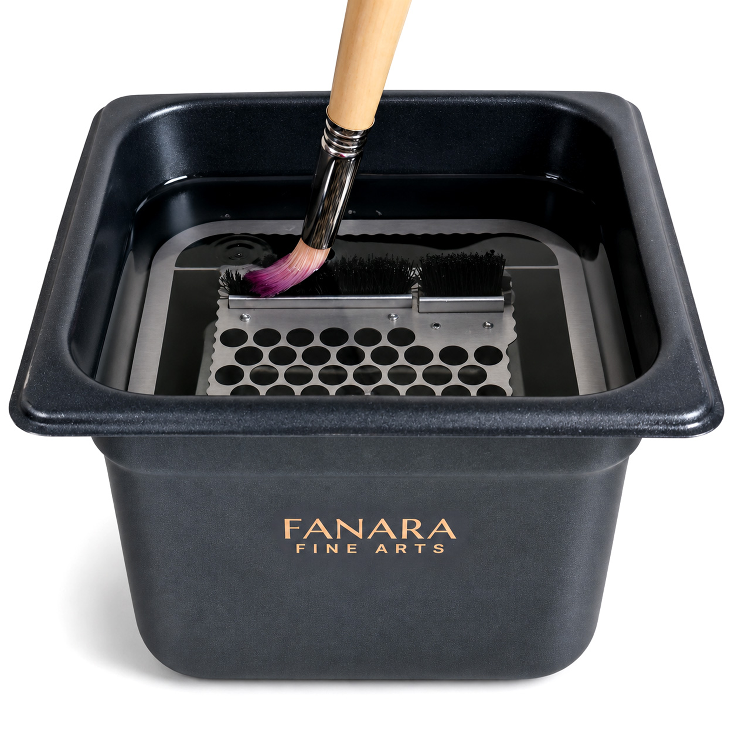 Oil paint brush using a nylon cleaning row in the Fanara brush cleaner