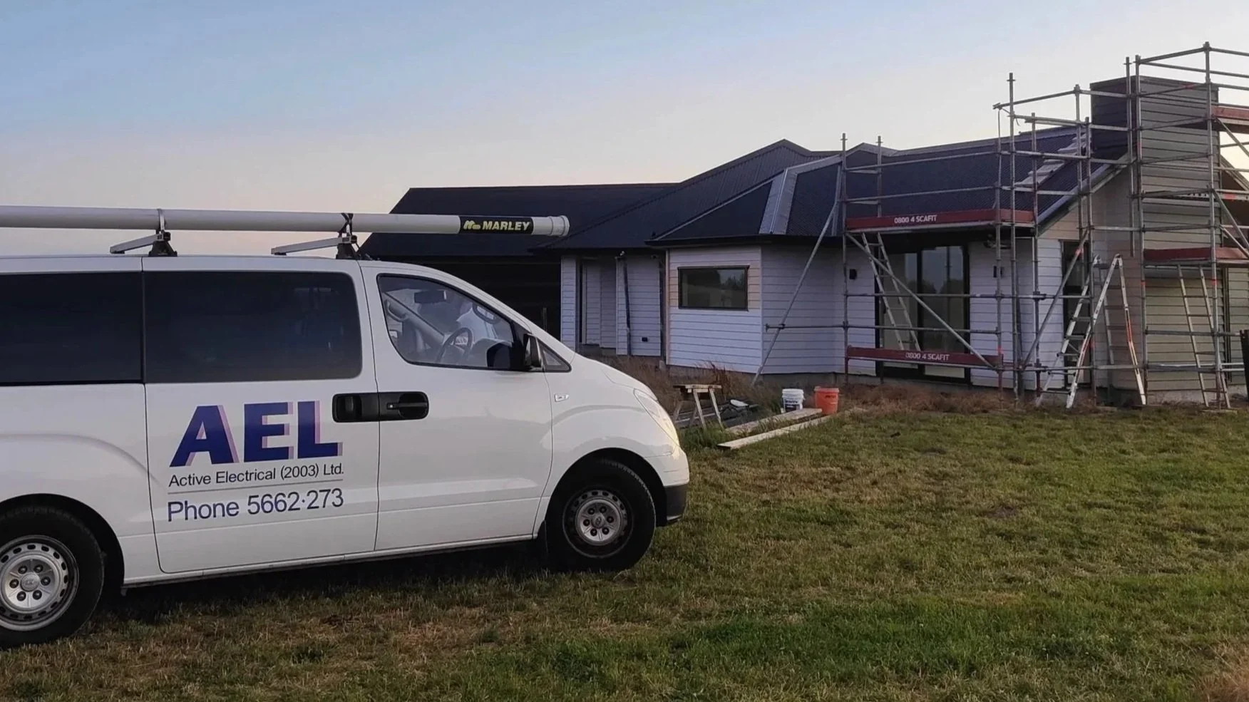 Oranssi carpenter using bench saw