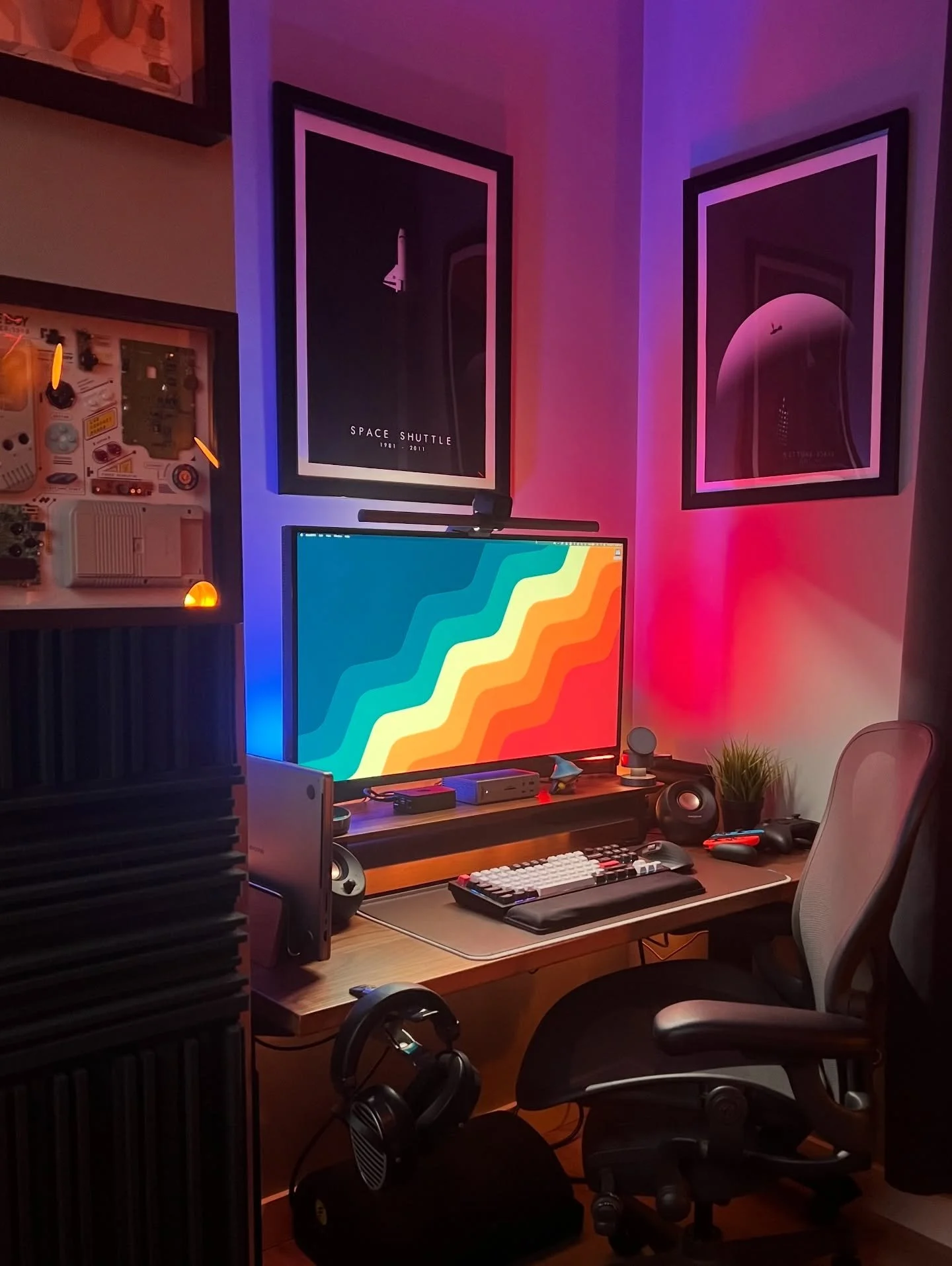 Same office. Different moods.

.
.
#desksetup #desksetups #deskgoals #desktop #deskspace #deskinspiration #homeoffice #homeofficedecor #homeofficeideas #workfromhome #cozy #moody
