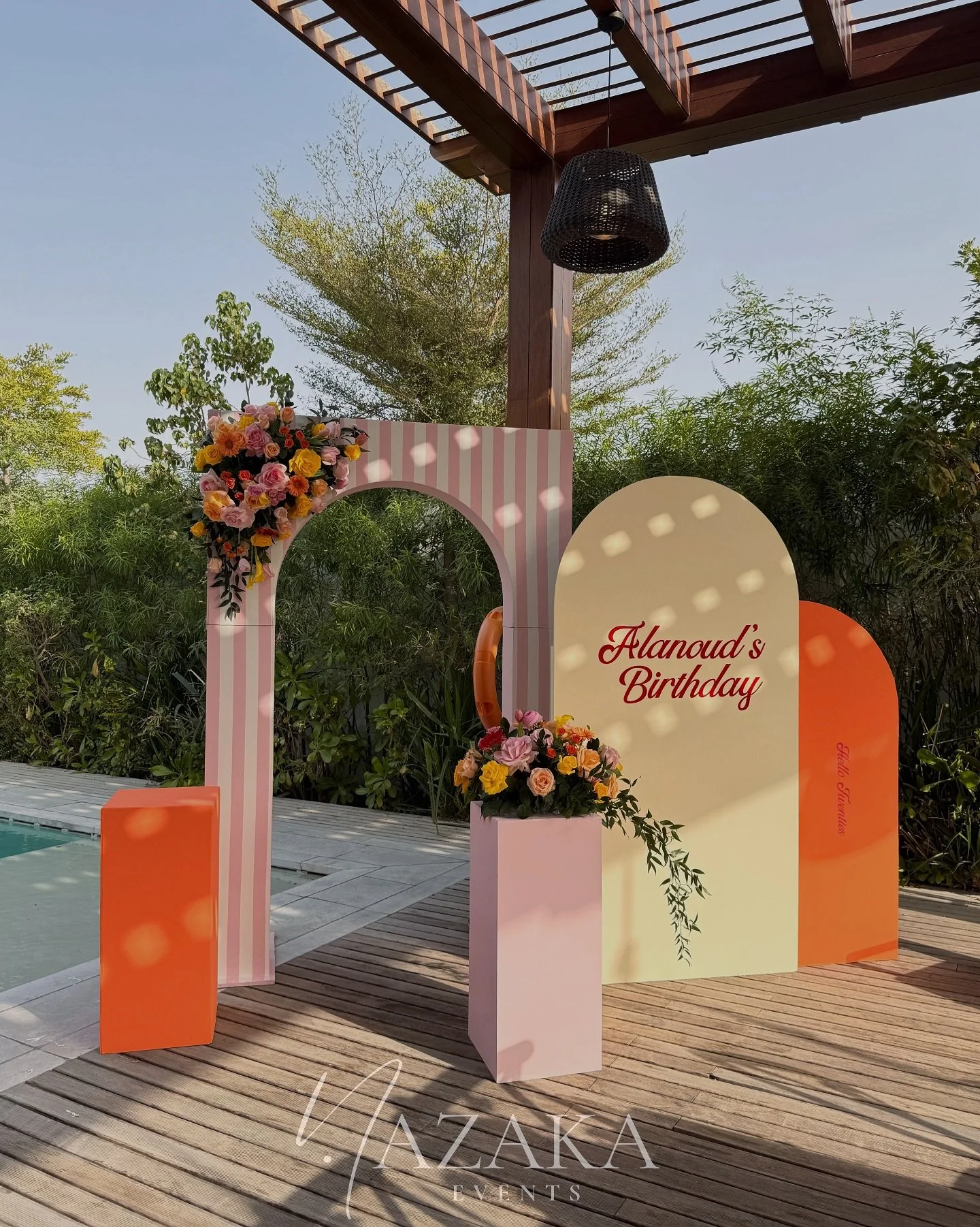 A sunlit poolside backdrop in pink, orange, and yellow blooms, radiating summer&rsquo;s dreamy warmth. ☀️
