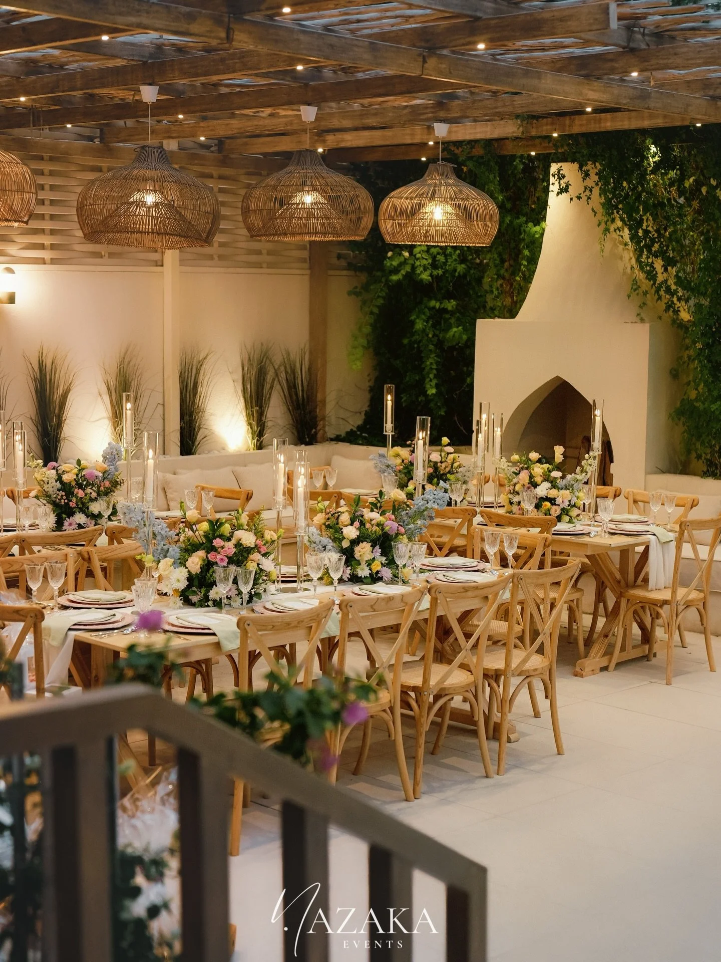 Warm lights, soft woods, and blooms spilling down the tables, an evening that feels like a gentle exhale. ✨