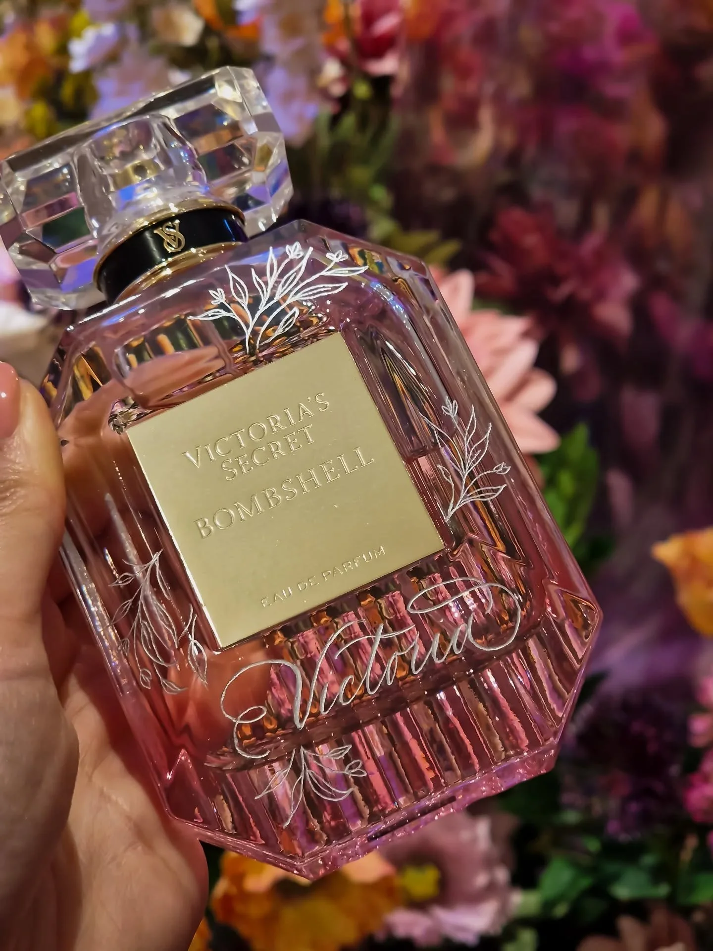 Personalisation week at @victoriassecretuk 🎀 I had 2 wonderful days engraving perfumes for customers on behalf of @ulianapopacalligraphy, thank you so much for trusting me with this activation 💕

#engraving #eventartist #brandactivation #liveeventa