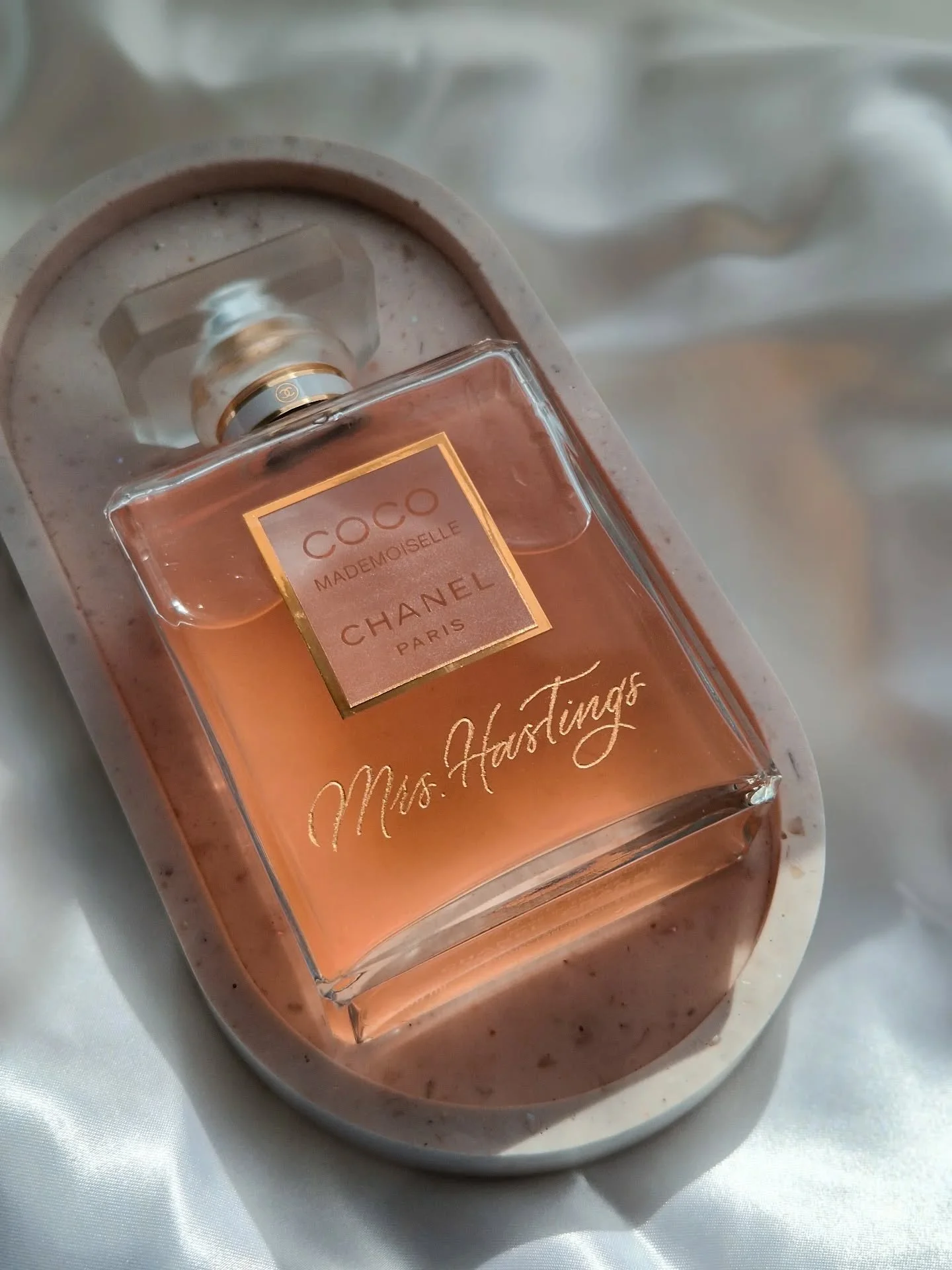 It's all in the details ✨
Soft and delicately engraved Coco Mademoiselle for the Bride

Get in touch for custom perfume engraving, link in profile! 

@chanelofficial #cocochanel #cocomademoiselle #engraving #perfumengraving #eventartist #eventstyling